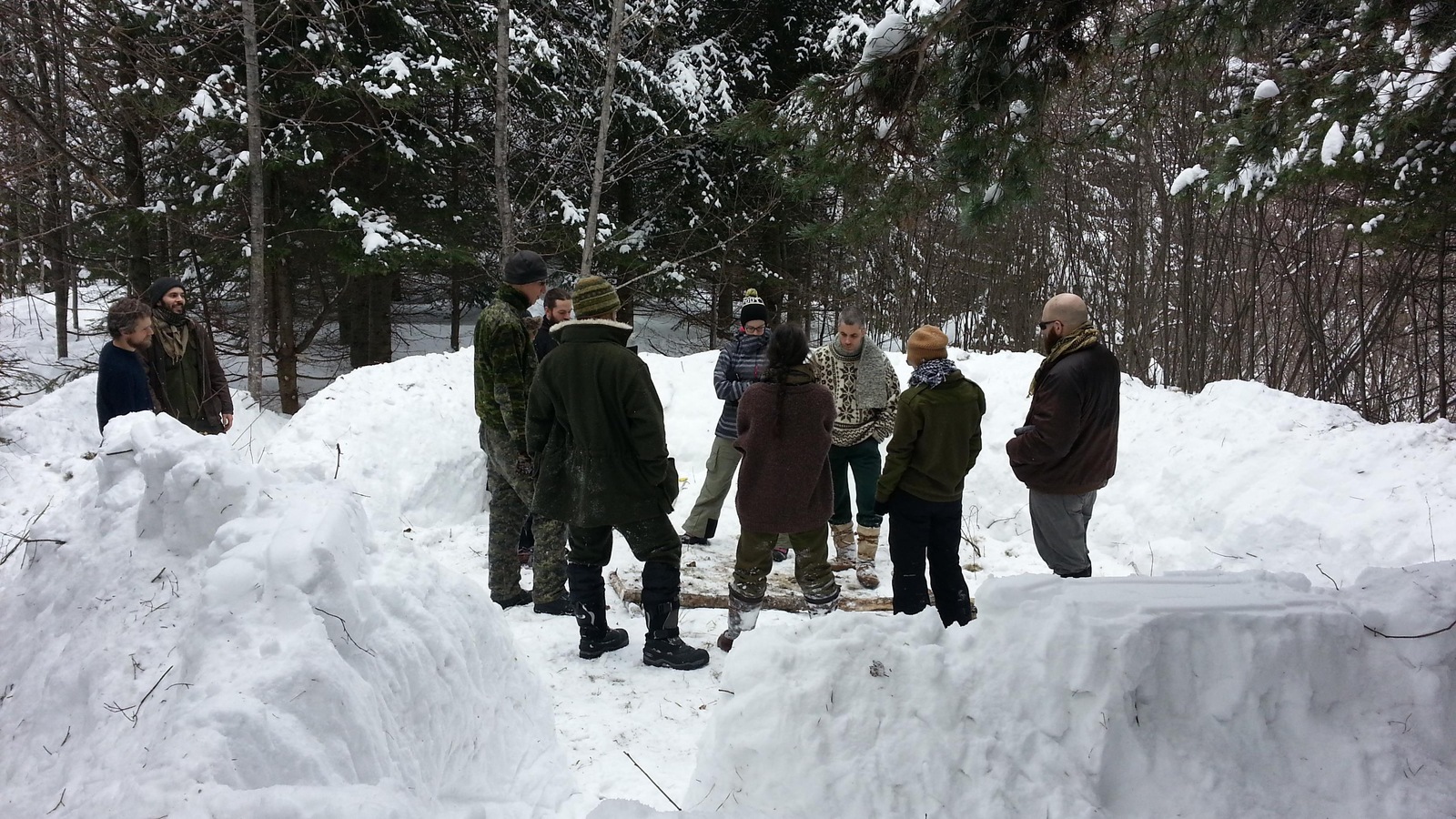 Des gens écoutent attentivement leur instructeur. Des gens écoutent attentivement leur instructeur.