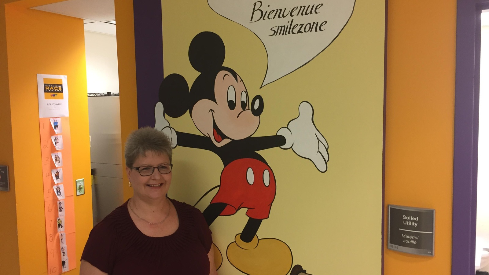 L'infirmière Sylvie Kozlowskyj devant un grand dessin de Mickey Mouse. L'infirmière Sylvie Kozlowskyj devant un grand dessin de Mickey Mouse.