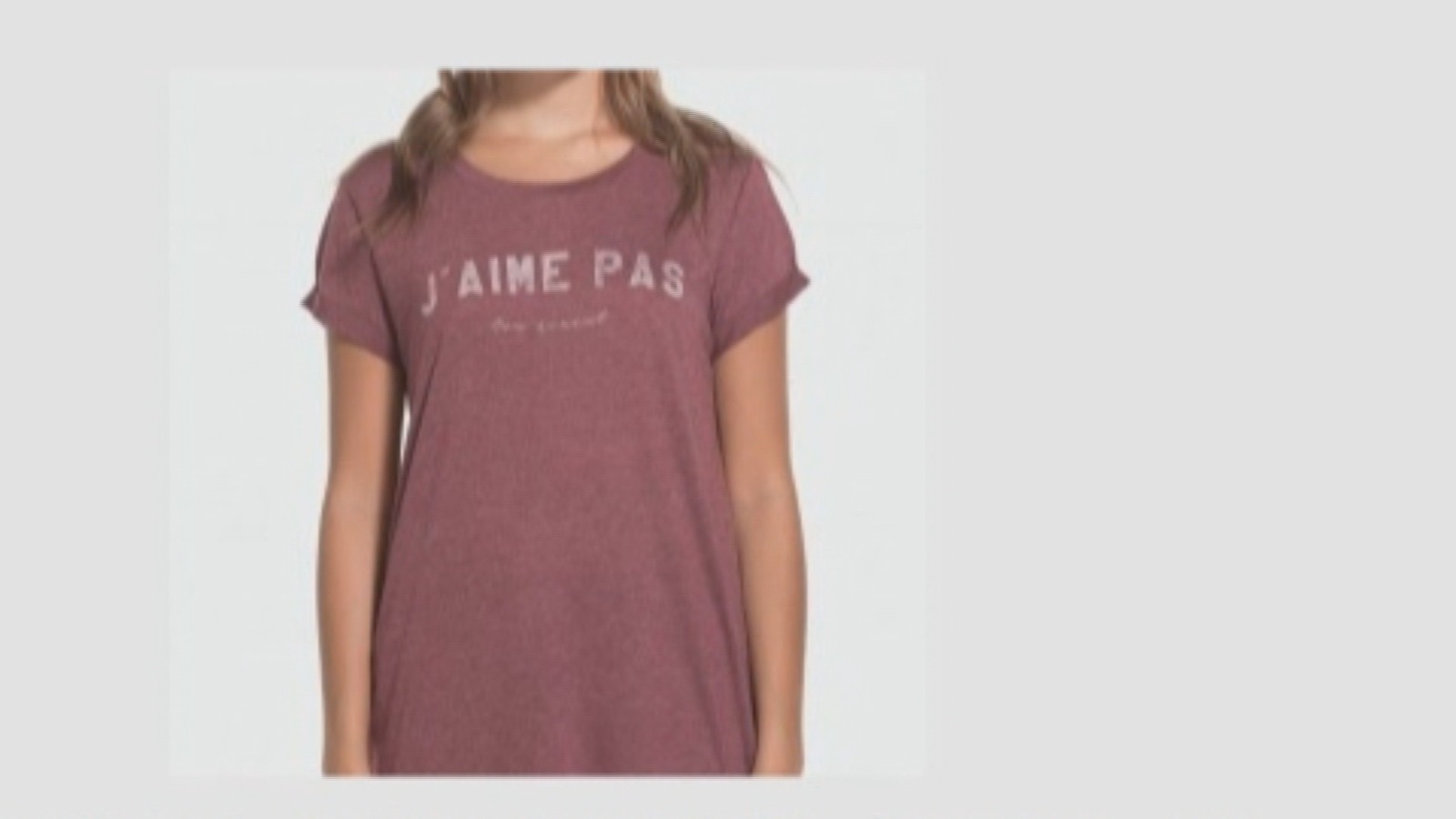 Ce t-shirt de la chaîne de vêtements québécoise Ardène a attiré l'attention de jeunes acadiens en Nouvelle-Écosse. Ce t-shirt de la chaîne de vêtements québécoise Ardène a attiré l'attention de jeunes acadiens en Nouvelle-Écosse.