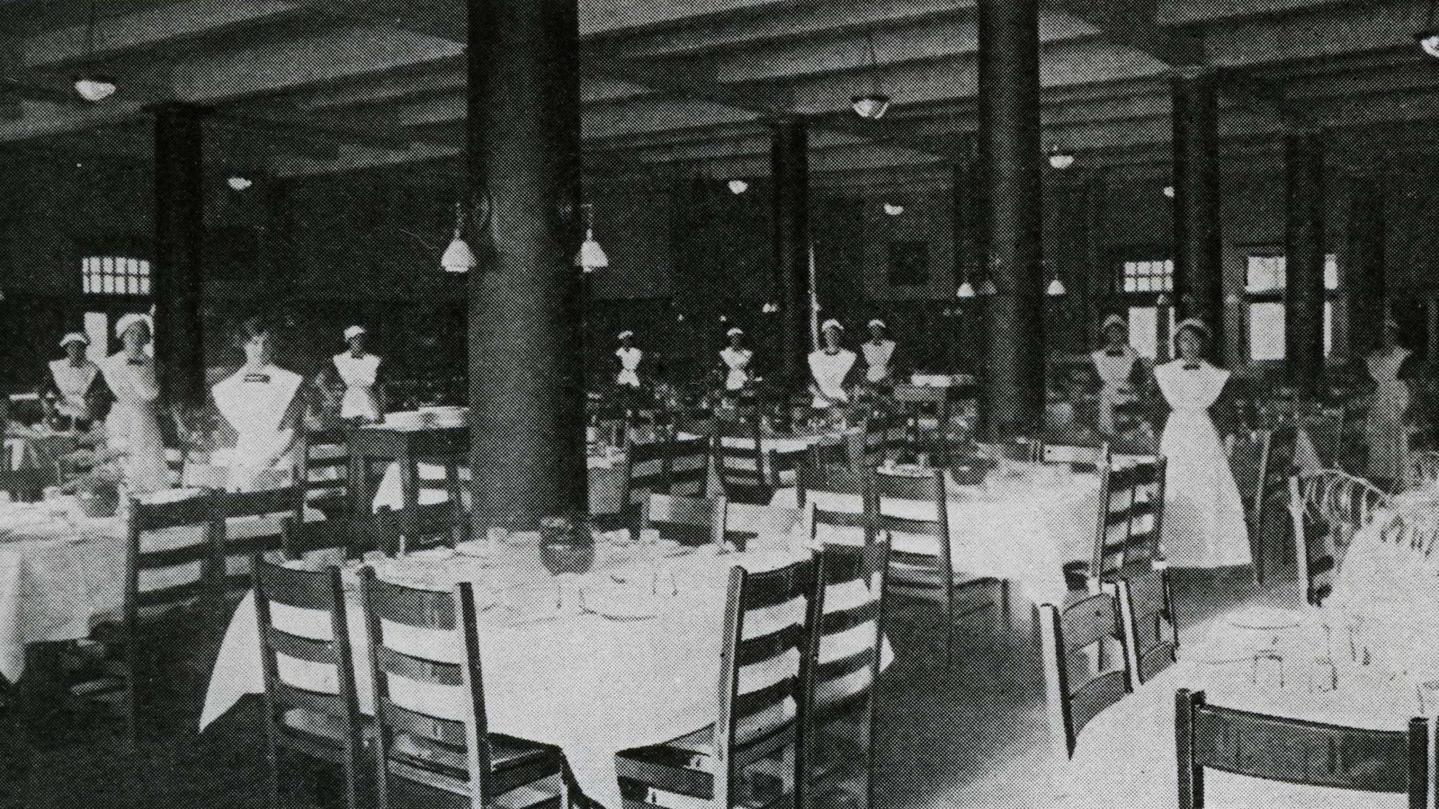 Des serveuses dans le réfectoire du Taché Hall Des serveuses dans le réfectoire du Taché Hall
