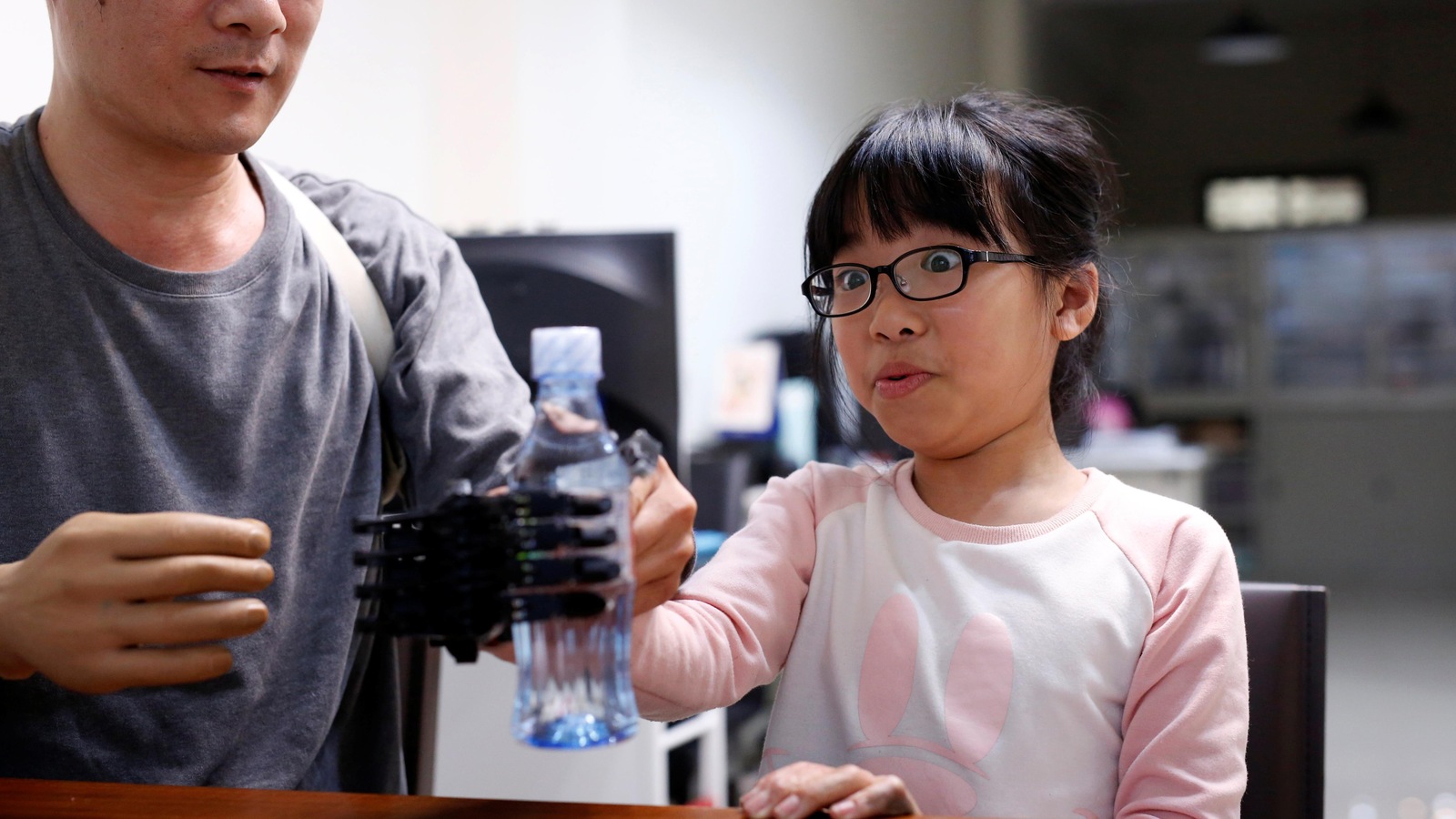 La jeune Angel Peng a maintenant une prothèse qui lui permet de réaliser de nombreuses tâches quotidiennes avec plus de précision. La jeune Angel Peng a maintenant une prothèse qui lui permet de réaliser de nombreuses tâches quotidiennes avec plus de précision.