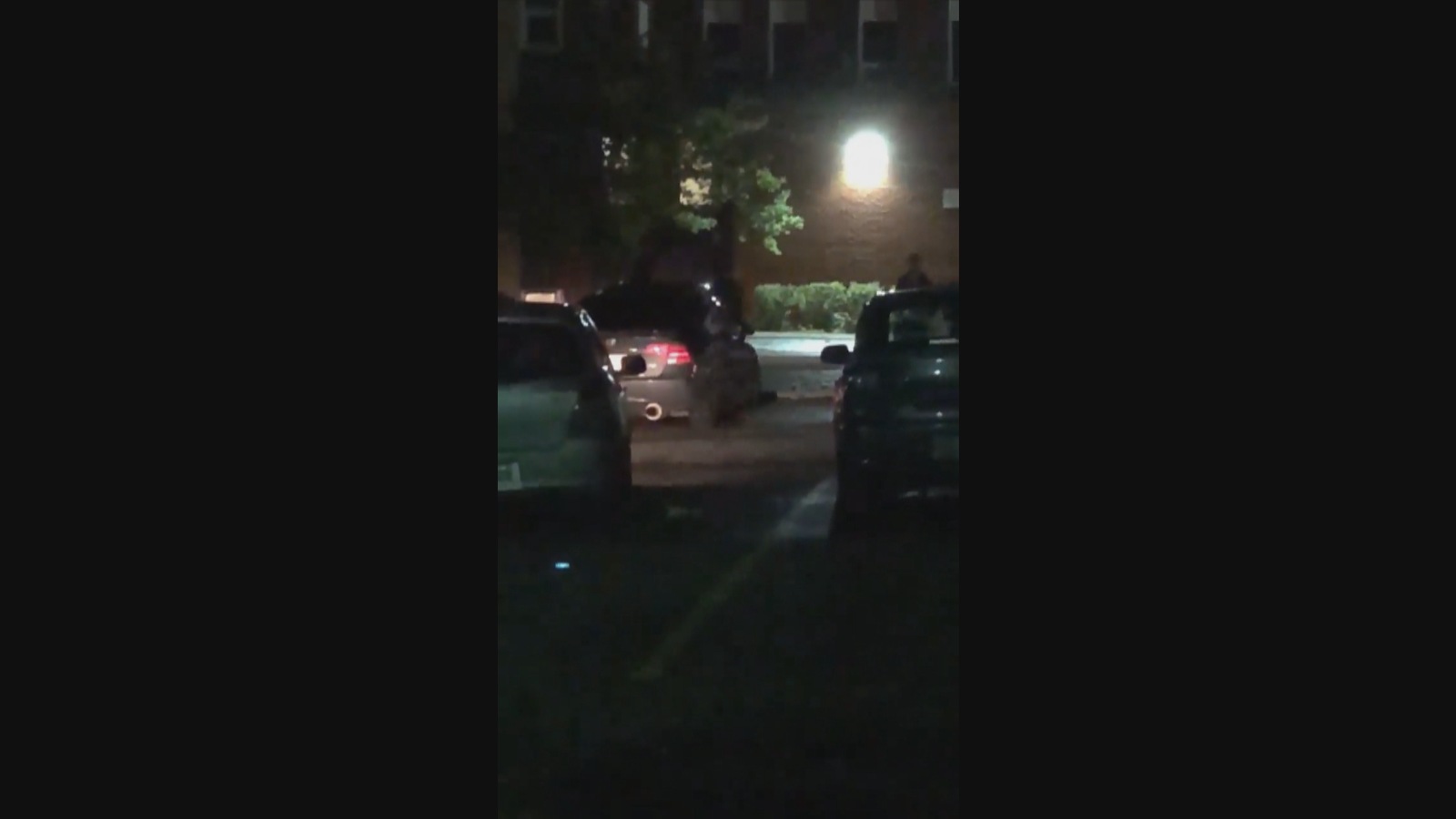 Une capture d'écran d'une vidéo Facebook montre deux personnes près d'un véhicule en marche qui fait beaucoup de bruit au beau milieu de la nuit. Une capture d'écran d'une vidéo Facebook montre deux personnes près d'un véhicule en marche qui fait beaucoup de bruit au beau milieu de la nuit.