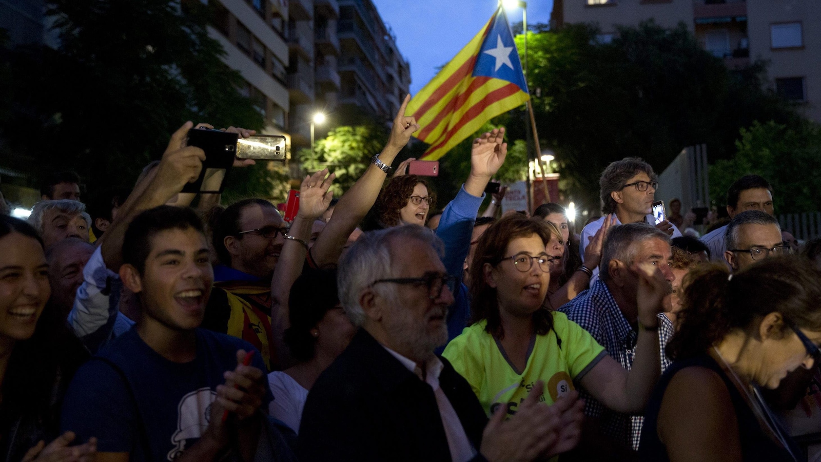 Des gens arrivent à un rassemblement pour l’ouverture de la campagne référendaire à Tarragone, à 100 km au sud de Barcelone, en Catalogne, jeudi le 14 septembre 2017. Des gens arrivent à un rassemblement pour l’ouverture de la campagne référendaire à Tarragone, à 100 km au sud de Barcelone, en Catalogne, jeudi le 14 septembre 2017.