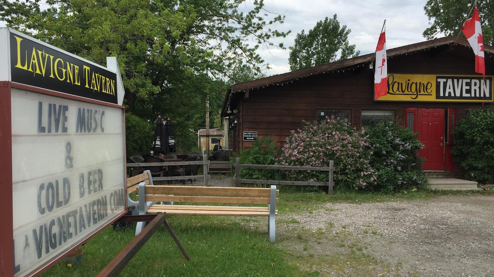Sous ses allures plutôt modestes, la Taverne Lavigne accueille de plus en plus de grands noms de la chanson. Sous ses allures plutôt modestes, la Taverne Lavigne accueille de plus en plus de grands noms de la chanson.