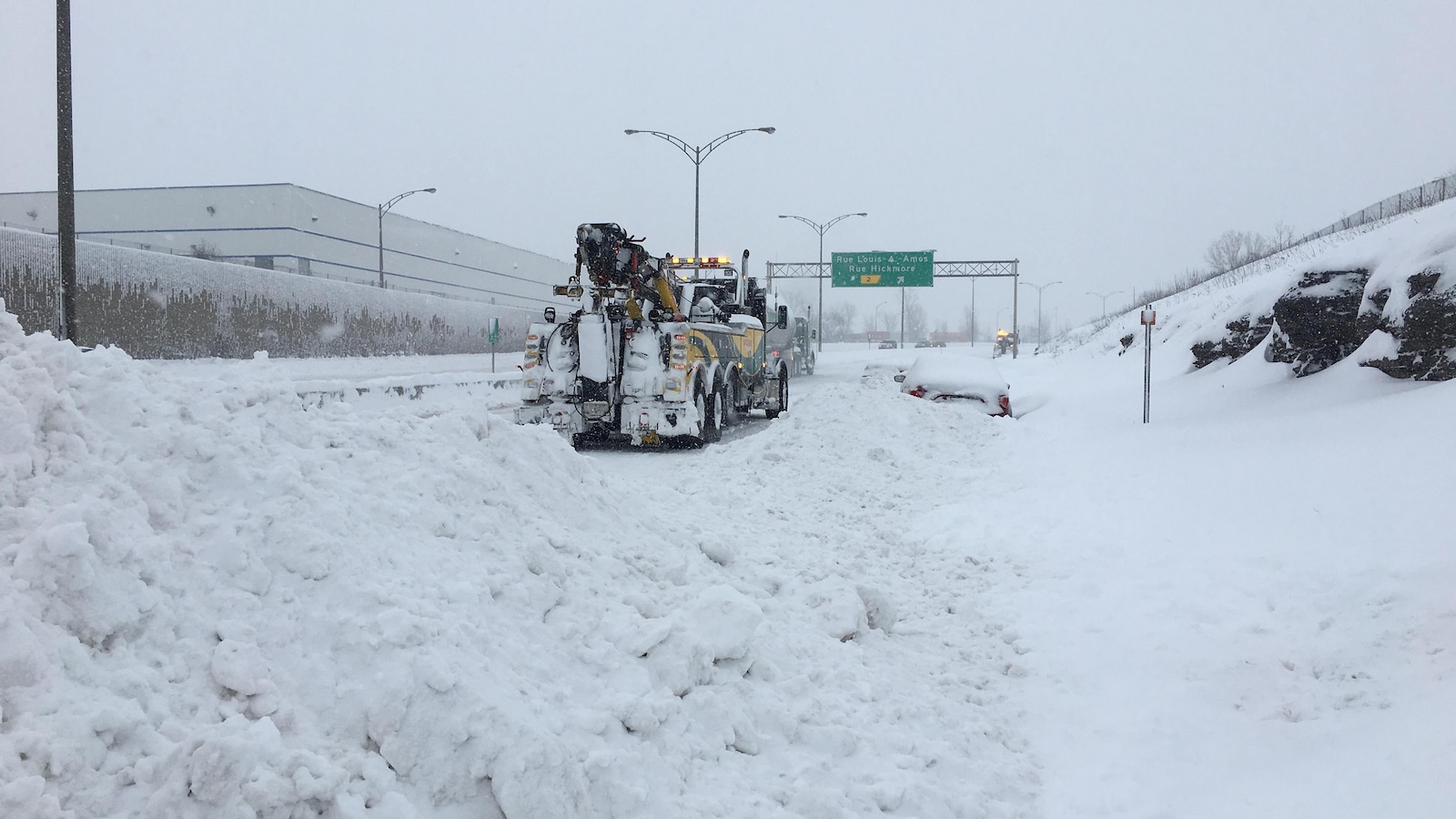L'autoroute 13 ensevelie à la suite de la tempête du 13 et 14 mars L'autoroute 13 ensevelie à la suite de la tempête du 13 et 14 mars