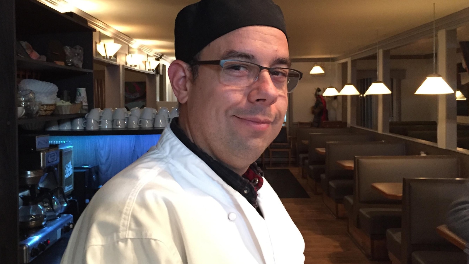 Théoharris Ganas, propriétaire du restaurant Chez Julie à Havre-Saint-Pierre Théoharris Ganas, propriétaire du restaurant Chez Julie à Havre-Saint-Pierre
