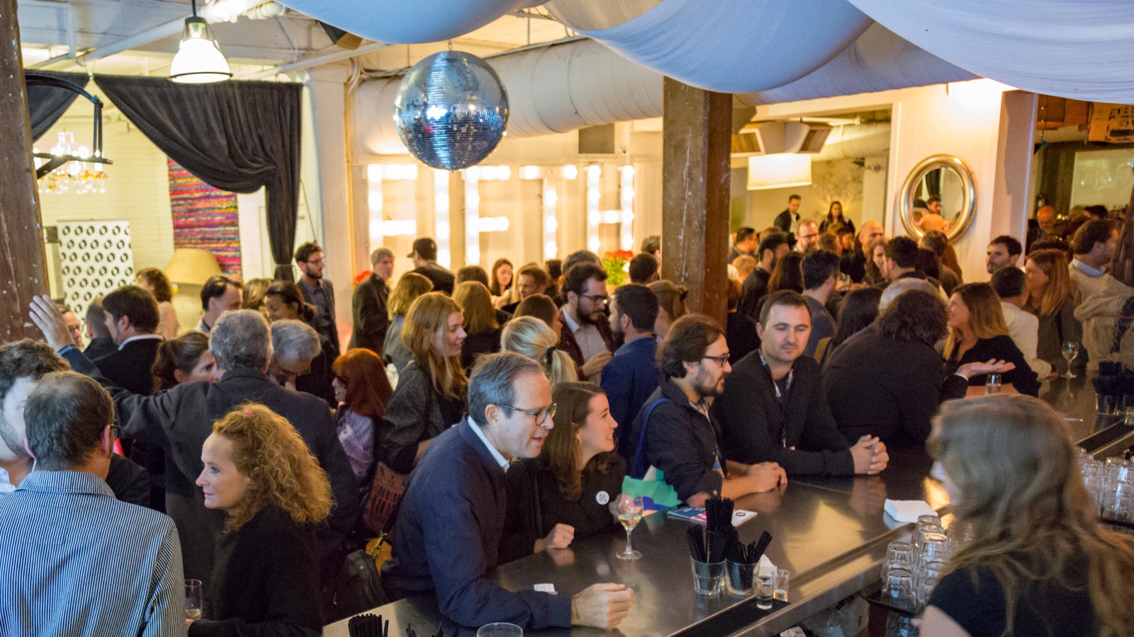 Plusieurs personnes dans un bar Plusieurs personnes dans un bar
