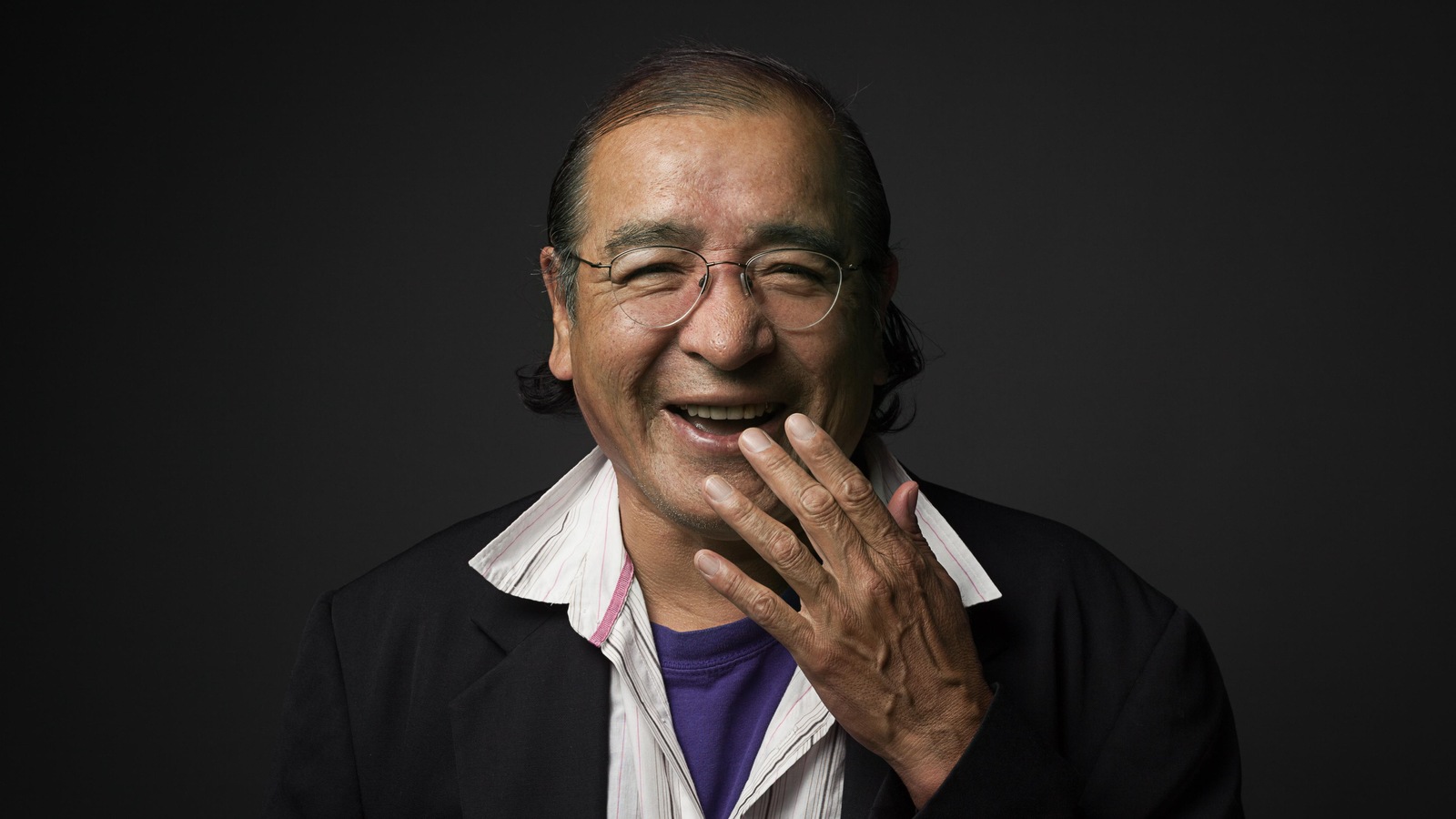 Portrait de Tomson Highway sur fond noir. Portrait de Tomson Highway sur fond noir.