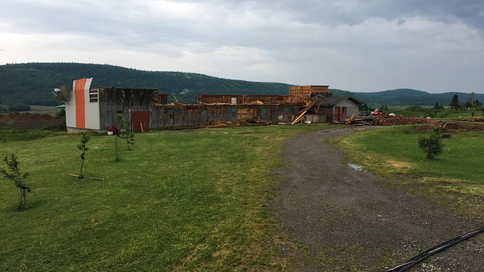 Une grange abîmés par les vents Une grange abîmés par les vents