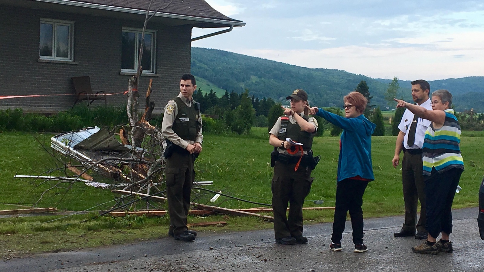 La mairesse Doris Lavoie est allée rendre visite aux sinistrés. La mairesse Doris Lavoie est allée rendre visite aux sinistrés.