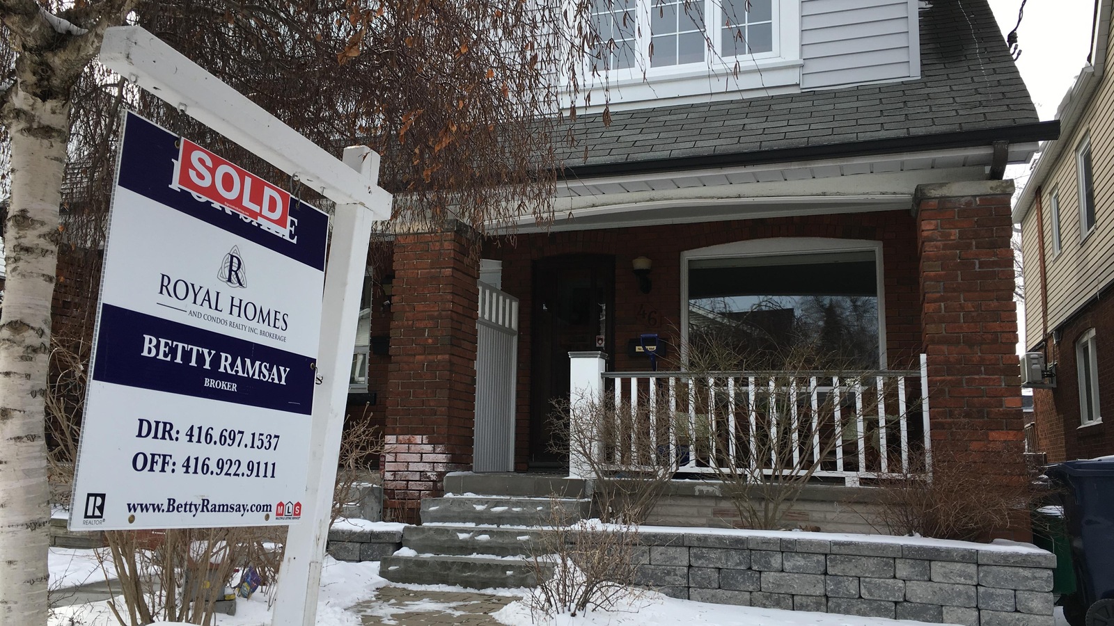 Photo d'une affiche « vendue » devant une maison à Toronto Photo d'une affiche « vendue » devant une maison à Toronto