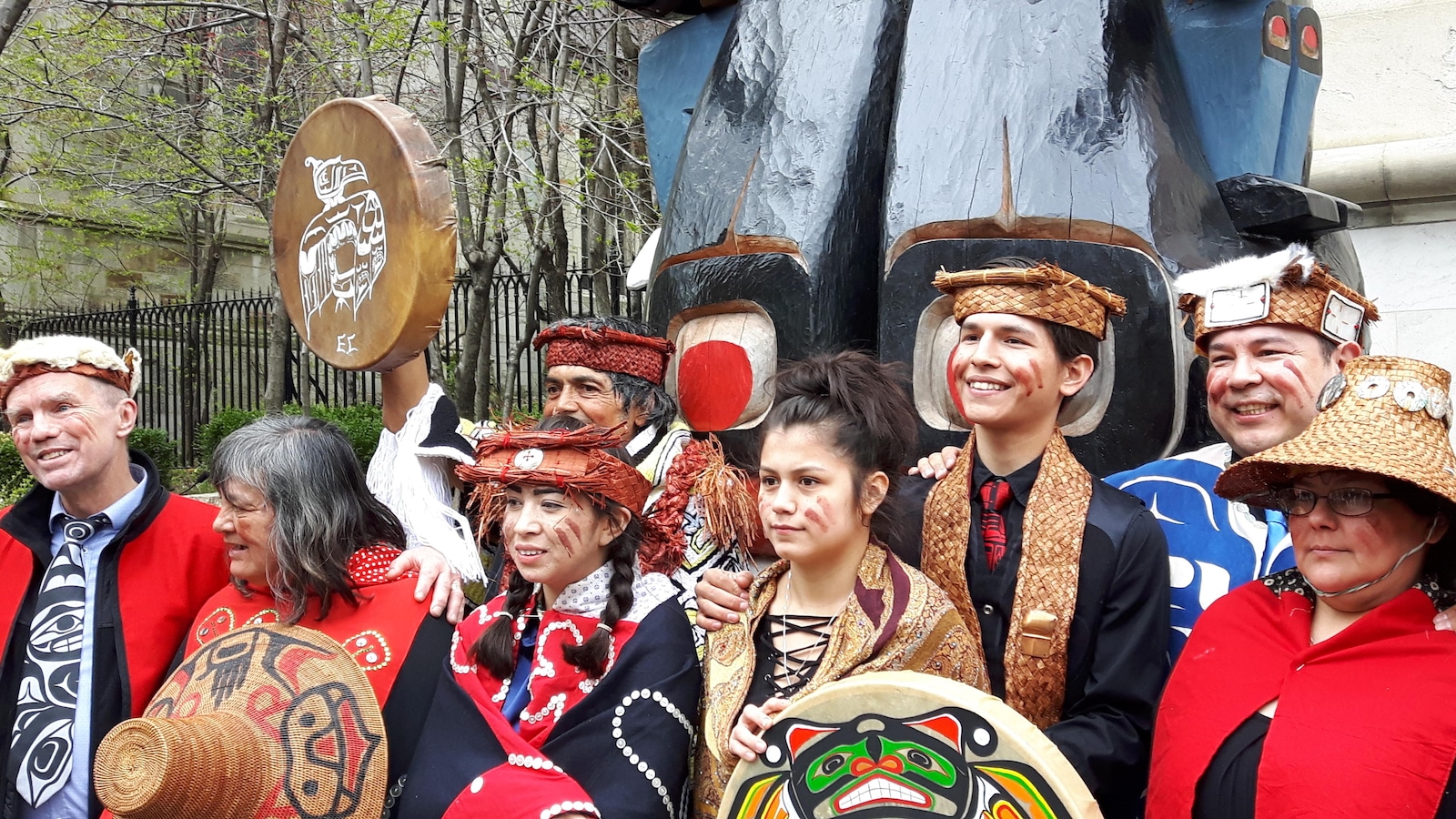 Plusieurs membres de la nation kwakiutl ont accompagné Charles Joseph pour le dévoilement de son mât totémique devant le Musée des beaux-arts de Montréal Plusieurs membres de la nation kwakiutl ont accompagné Charles Joseph pour le dévoilement de son mât totémique devant le Musée des beaux-arts de Montréal