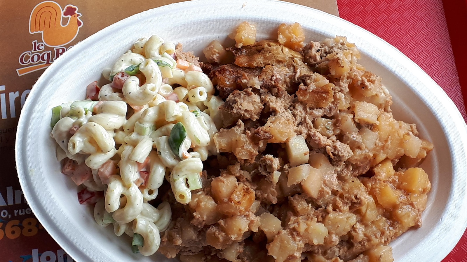 Plat de macaroni et tourtière Plat de macaroni et tourtière