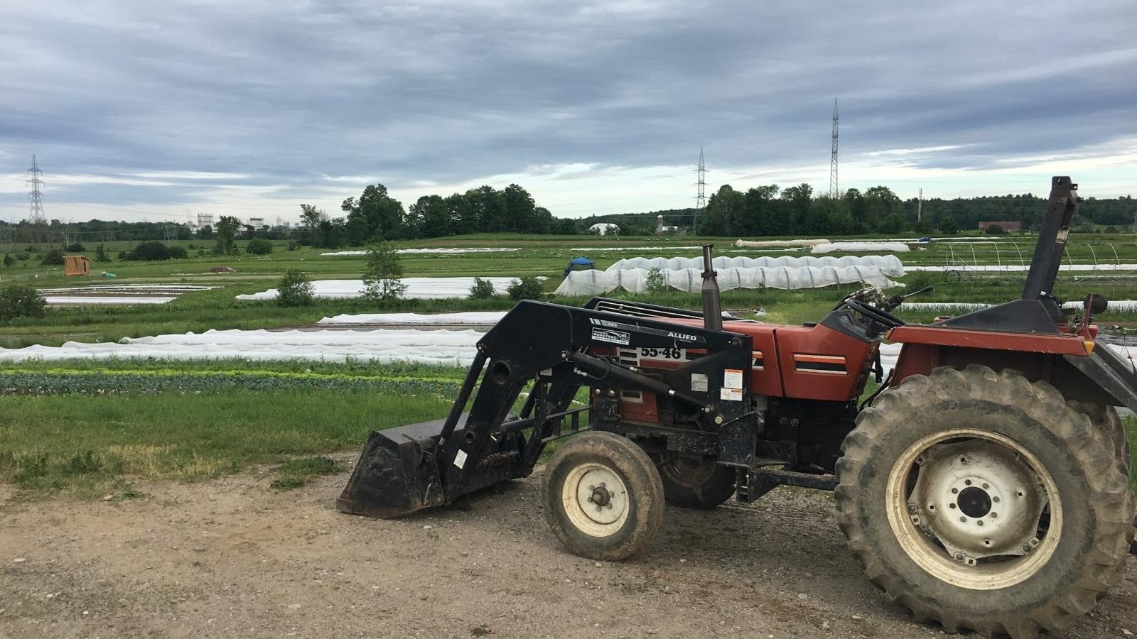 Un tracteur sur le terrain de la Plateforme agricole de L’Ange-Gardien. Un tracteur sur le terrain de la Plateforme agricole de L’Ange-Gardien.