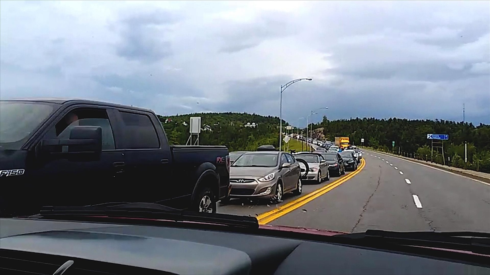 Une file de véhicules qui attendent le traversier à Tadoussac Une file de véhicules qui attendent le traversier à Tadoussac