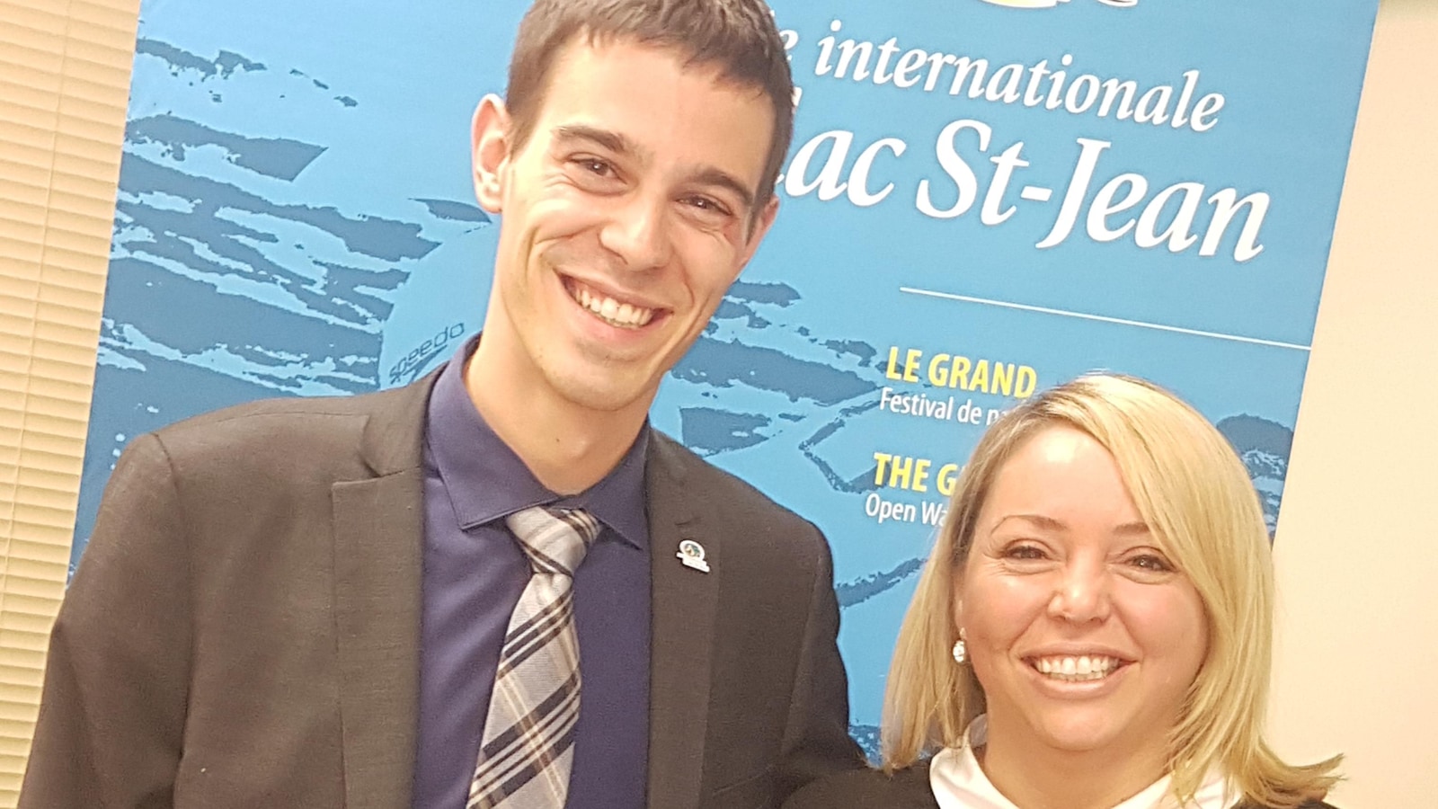 Olivier Levesque et Kim Privé devant une bannière de la Traversée du lac Saint-Jean Olivier Levesque et Kim Privé devant une bannière de la Traversée du lac Saint-Jean