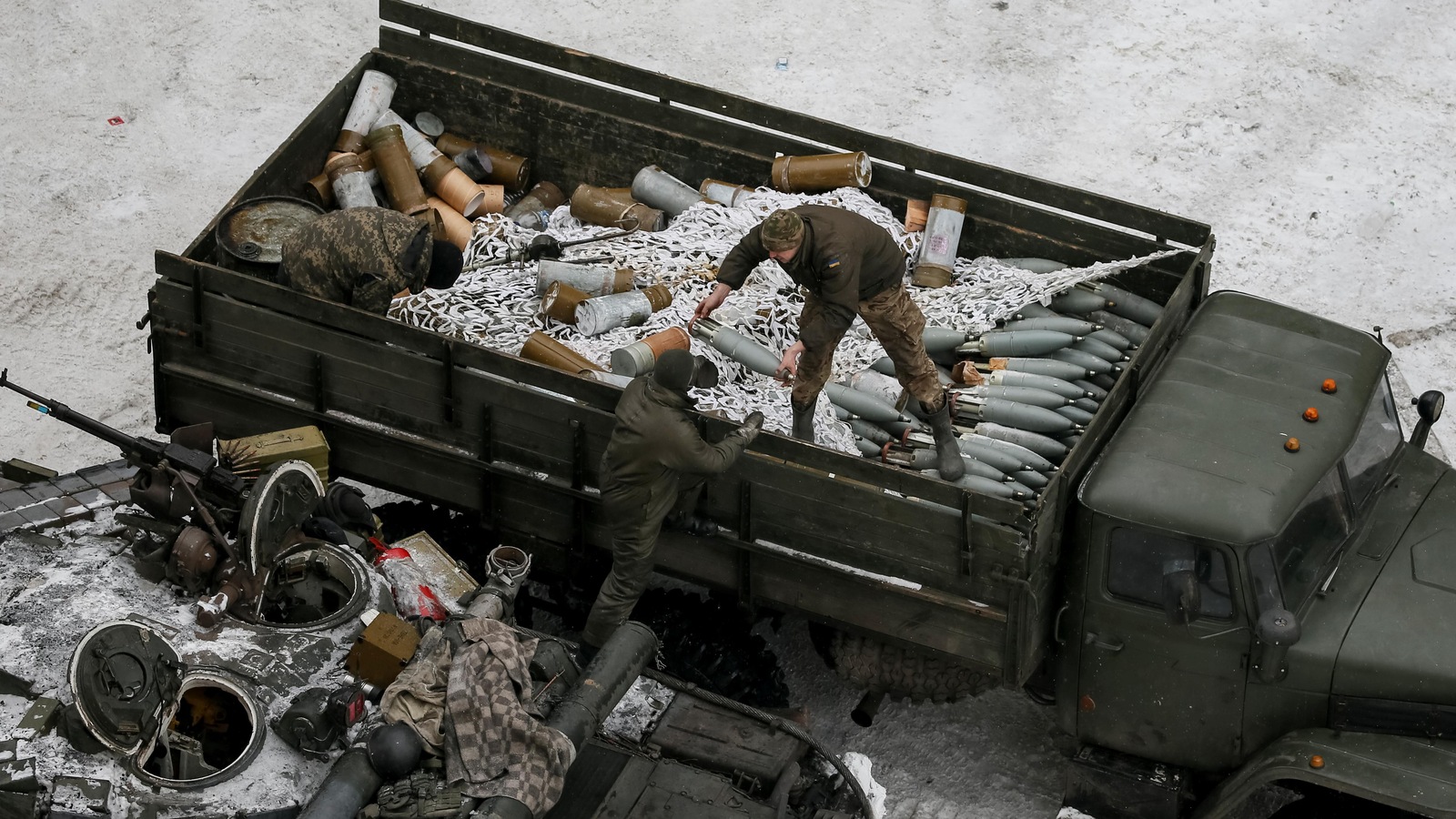 Un blindé et des armes lourdes à Avdiïvka. Un blindé et des armes lourdes à Avdiïvka.
