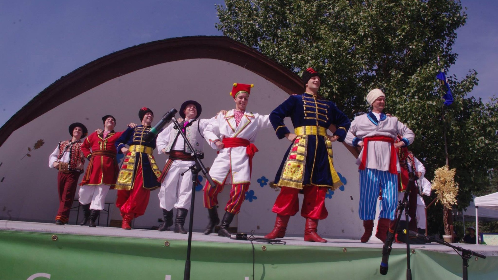 Une troupe de danse au festival ukrainien de Tofield en 2014 Une troupe de danse au festival ukrainien de Tofield en 2014