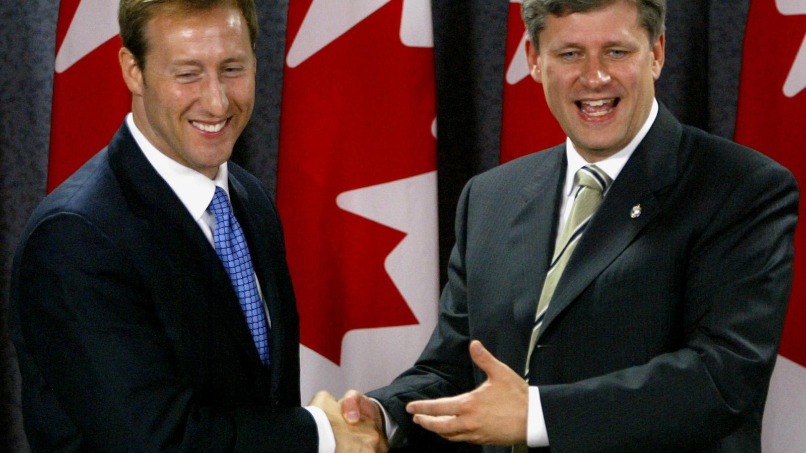 Peter MacKay et Stephen Harper, en 2003. Peter MacKay et Stephen Harper, en 2003.