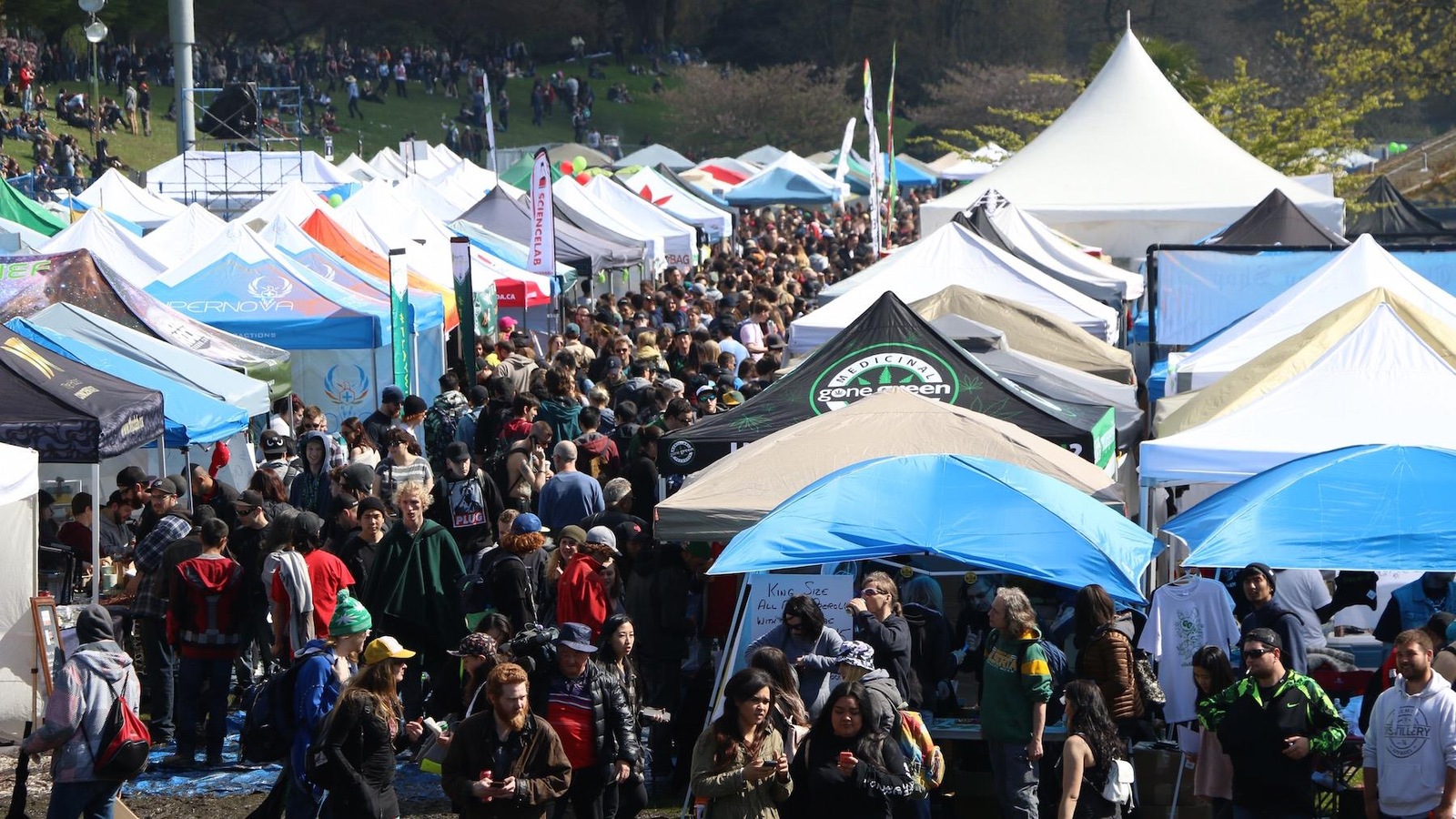 Les allées du 4/20 de Vancouver se sont remplies en après-midi. Les allées du 4/20 de Vancouver se sont remplies en après-midi.