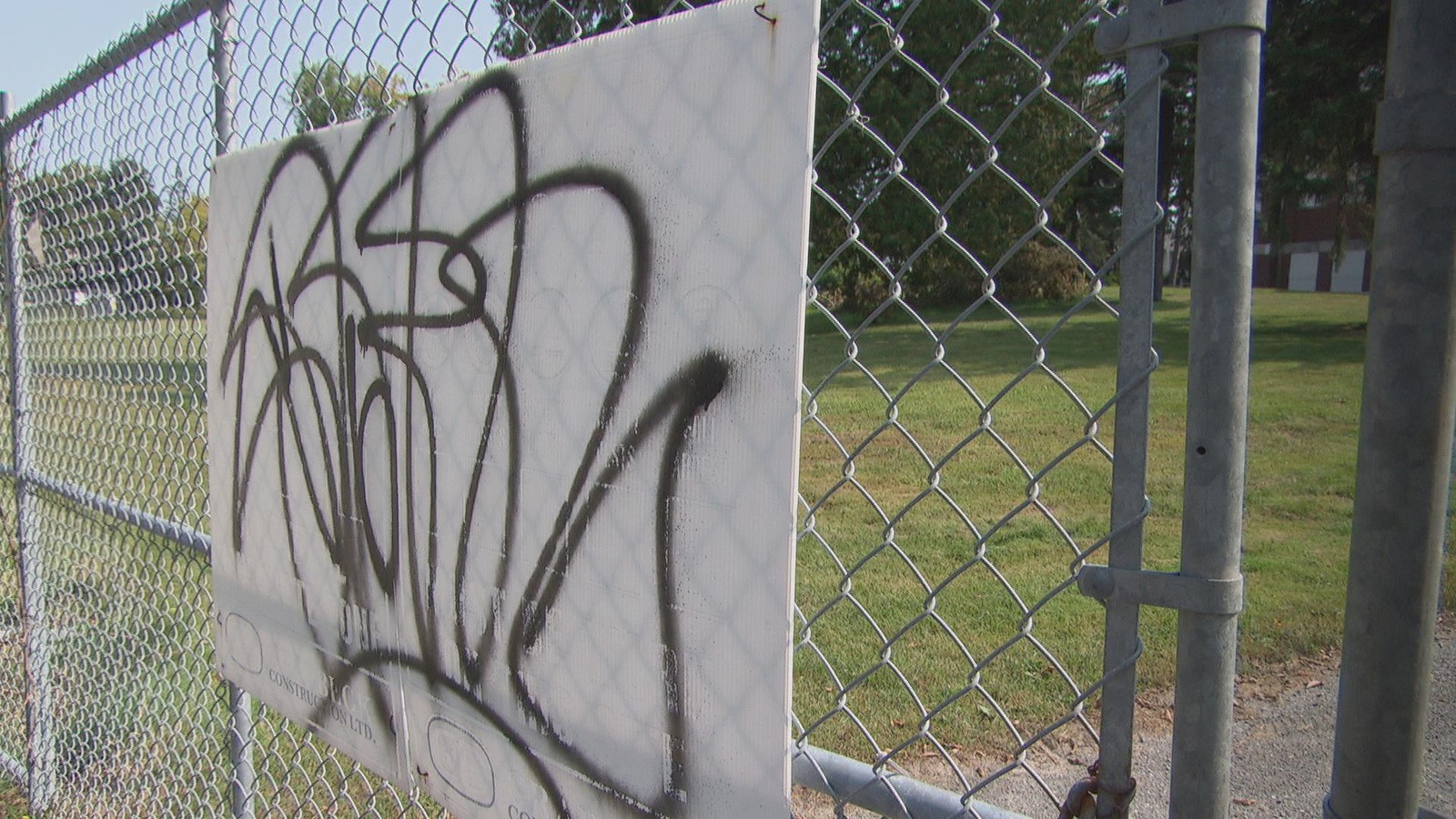 Des graffitis noirs masquent une affiche blanche. Des graffitis noirs masquent une affiche blanche.