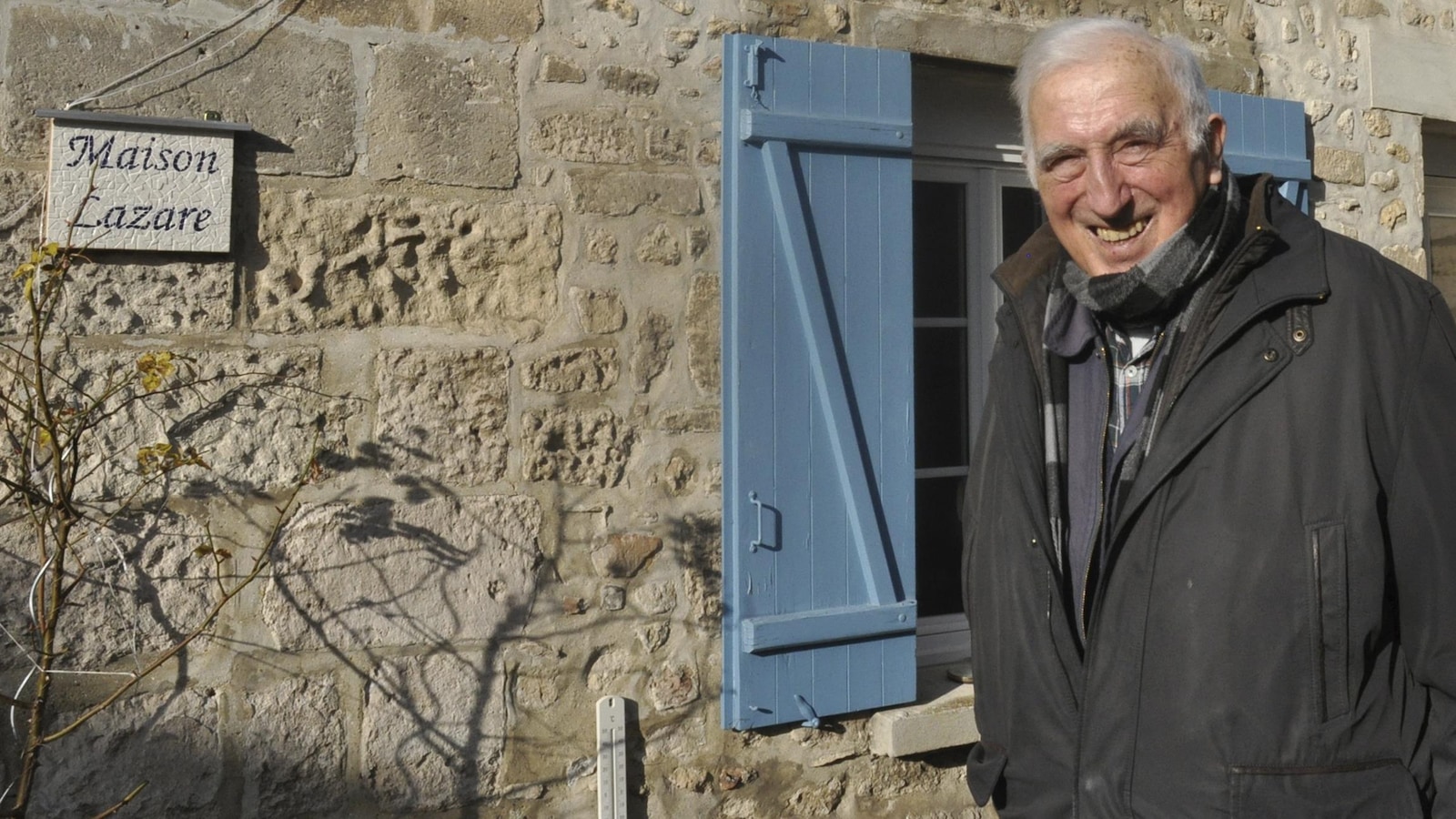 Jean Vanier pose devant sa demeure de Trosly-Breuil, en France. Jean Vanier pose devant sa demeure de Trosly-Breuil, en France.