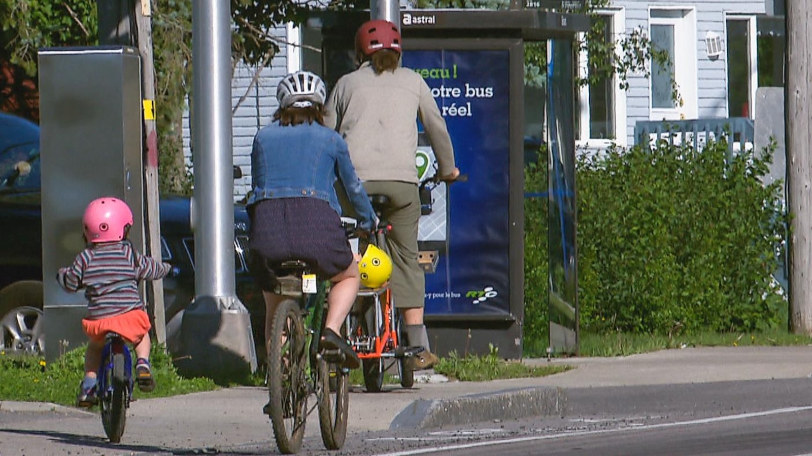 Deux adultes et une enfant à vélo Deux adultes et une enfant à vélo