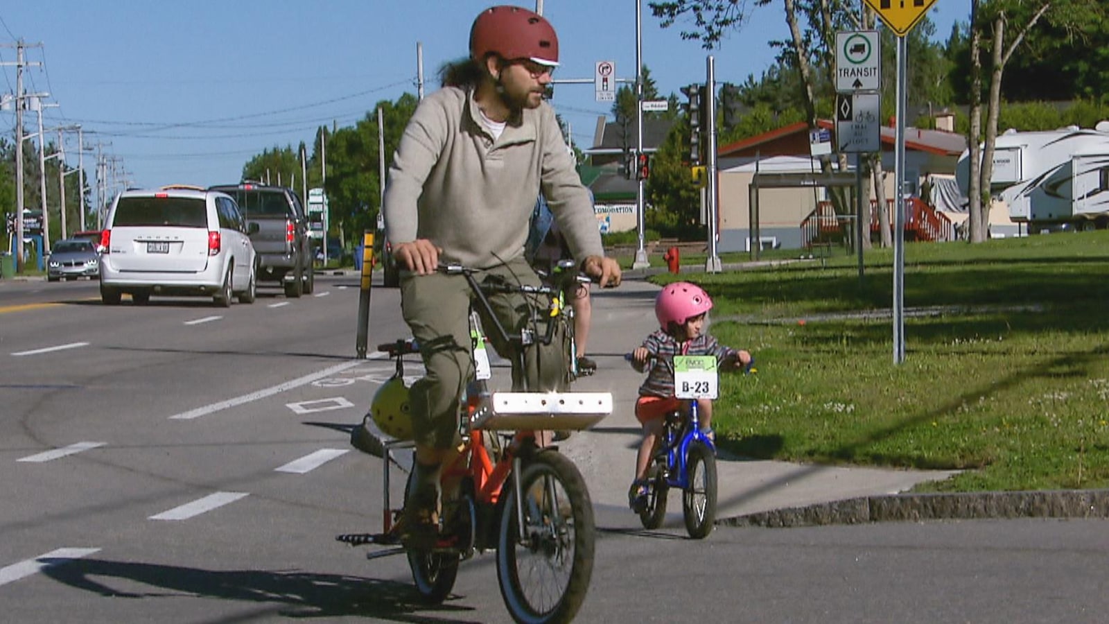Un père et son enfant à vélo