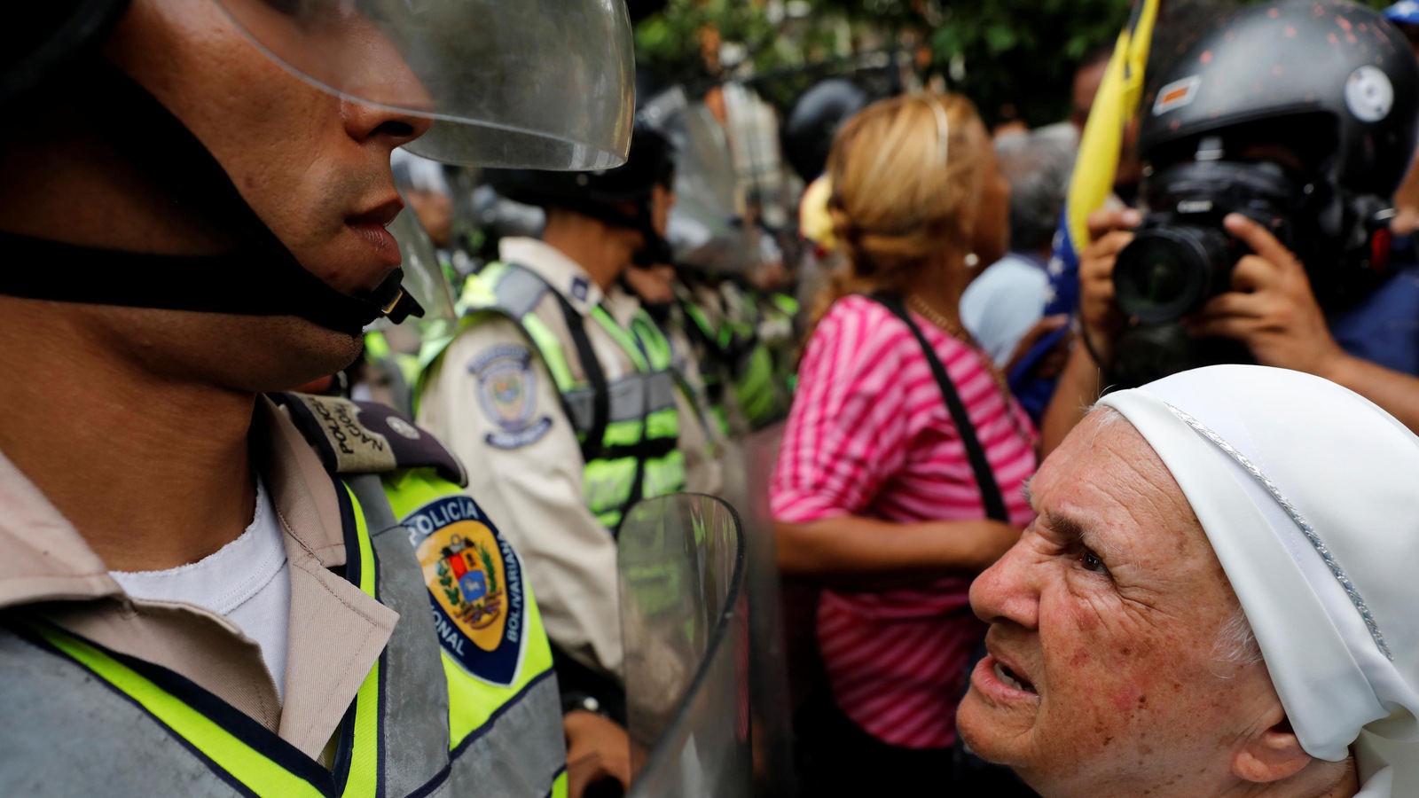 Une sœur confronte un policier lors d'une manifestation qui se tenait à Caracas. Une sœur confronte un policier lors d'une manifestation qui se tenait à Caracas.