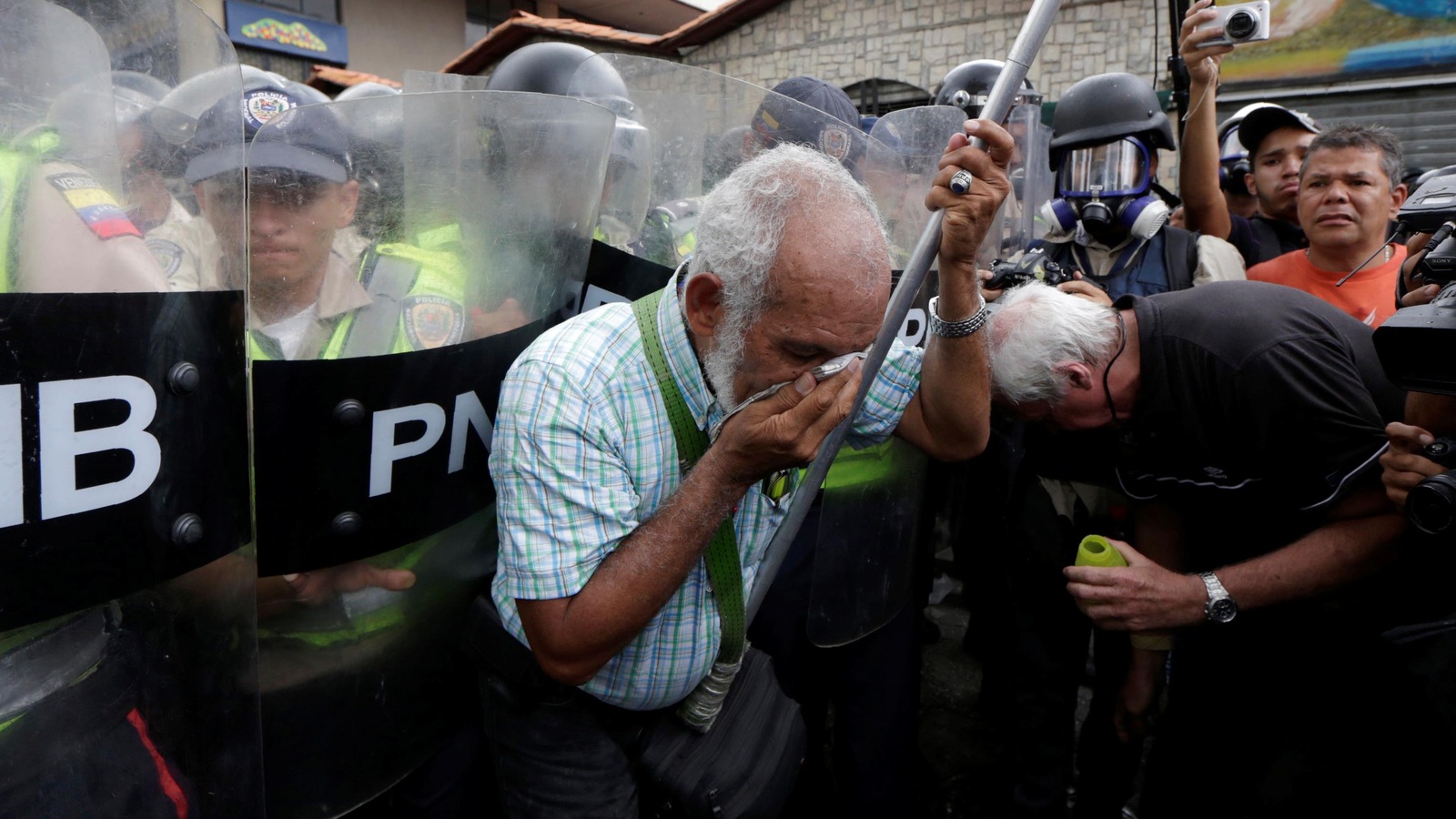 Des aînés ont été aspergés de poivre de Cayenne lors d’une manifestation qui se tenait à Caracas, au Venezuela. Des aînés ont été aspergés de poivre de Cayenne lors d’une manifestation qui se tenait à Caracas, au Venezuela.
