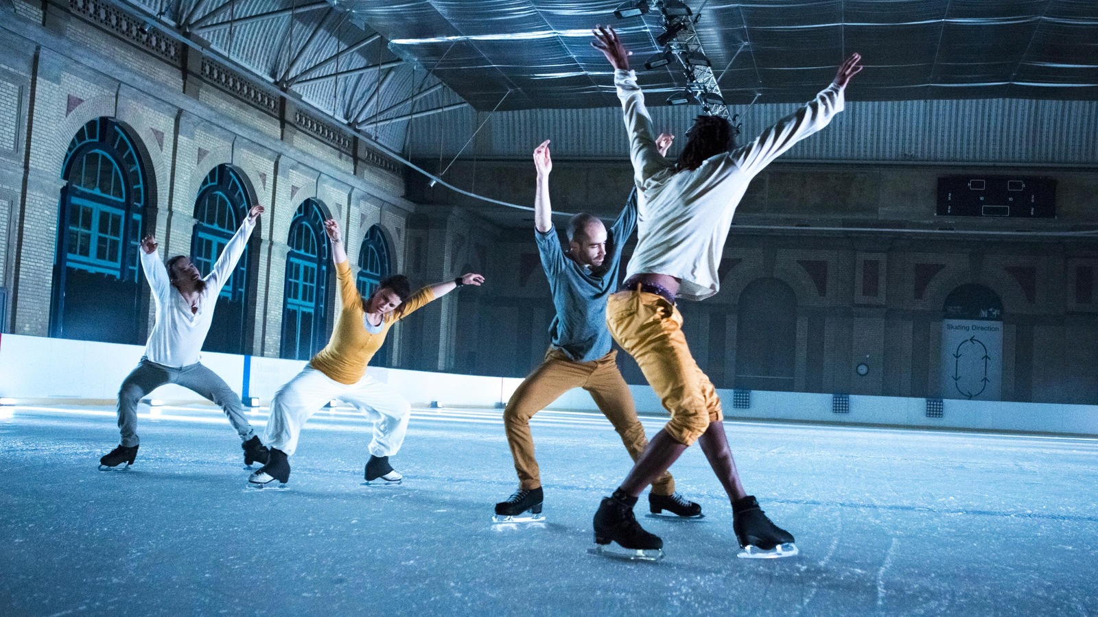 Les 4 danseurs et danseuses sur des patins à glace. Les 4 danseurs et danseuses sur des patins à glace.
