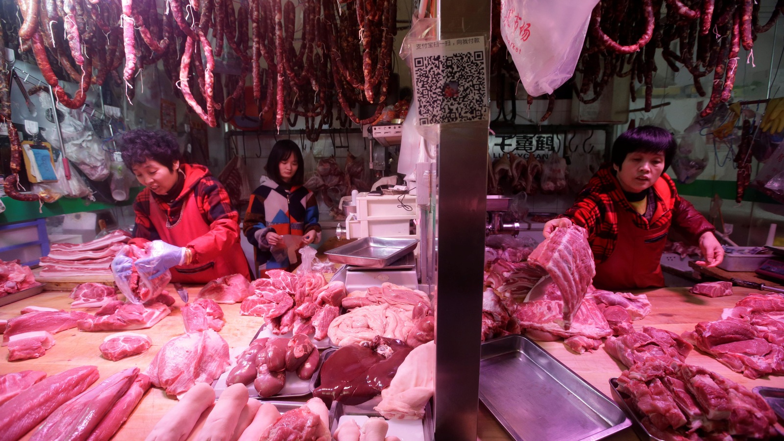 Des femmes préparent de la viande dans une boucherie de Pékin, en Chine. Des femmes préparent de la viande dans une boucherie de Pékin, en Chine.