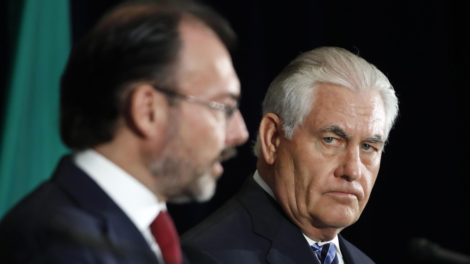 Le secrétaire d’État américain Rex Tillerson écoute le ministre mexicain des Affaires étrangères Luis Videgaray jeudi le 18 mai 2017 à Washington. Le secrétaire d’État américain Rex Tillerson écoute le ministre mexicain des Affaires étrangères Luis Videgaray jeudi le 18 mai 2017 à Washington.