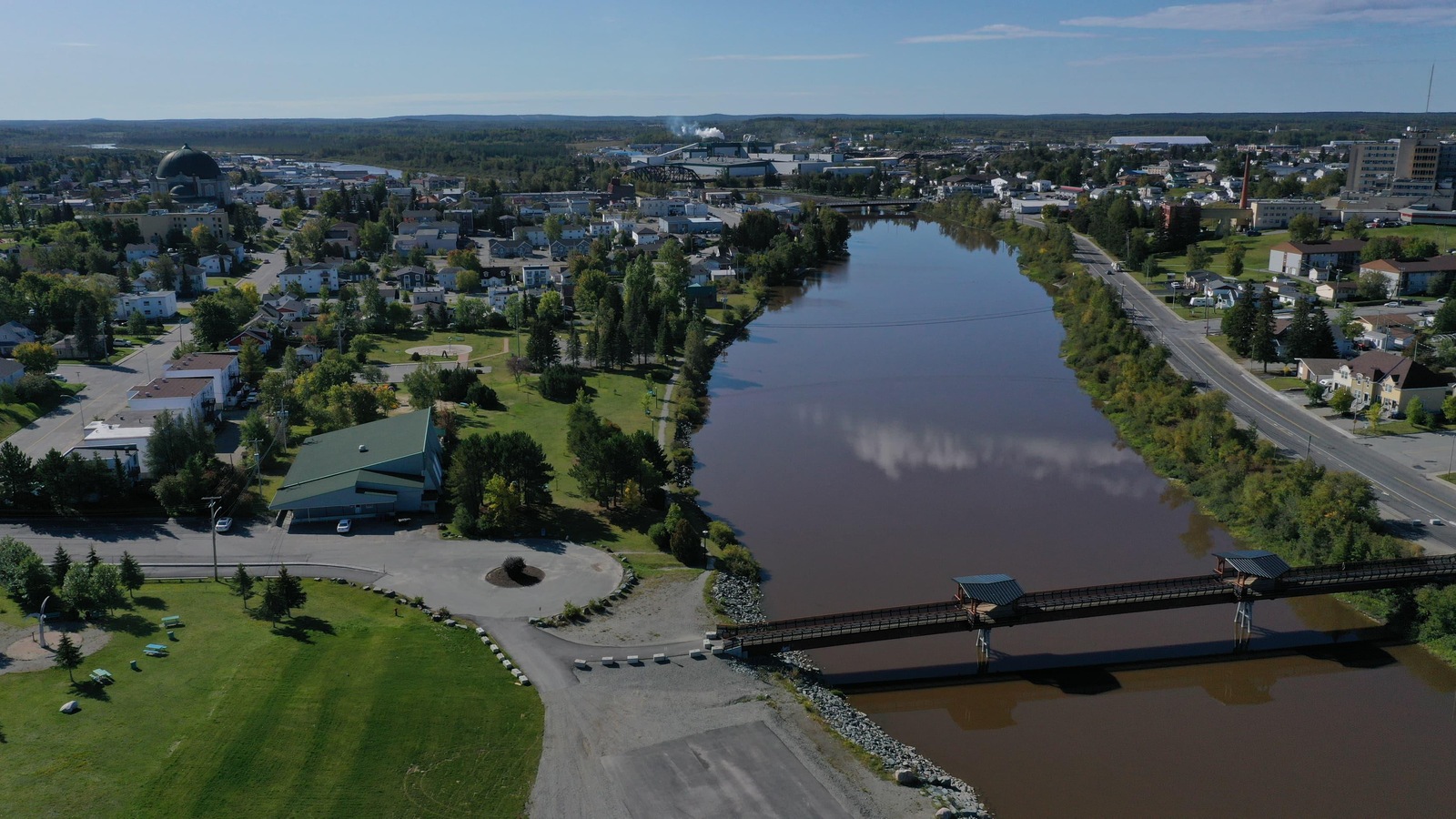 Une photo de drone de la ville d'Amos au-dessus de la rivière Harricana. Une photo de drone de la ville d'Amos au-dessus de la rivière Harricana.