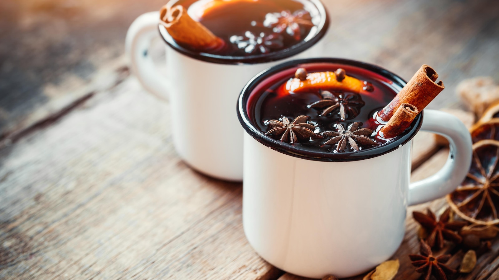 Deux tasses de vin chaud Deux tasses de vin chaud