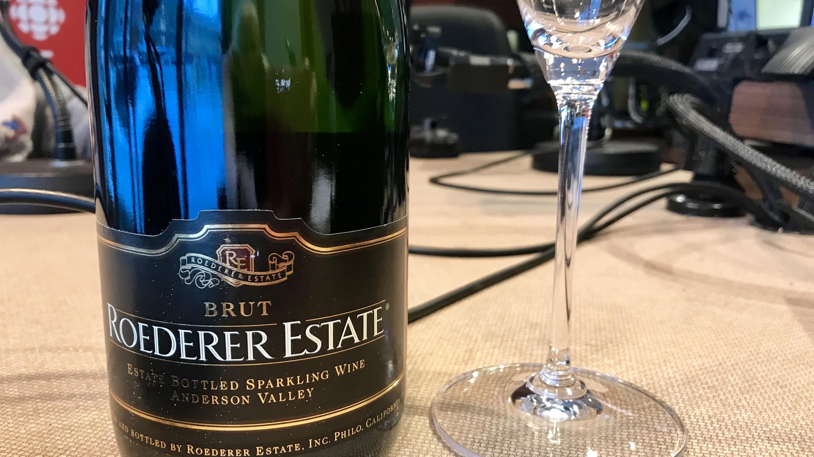 Une bouteille de vin sur une table dans un studio de Radio-Canada Une bouteille de vin sur une table dans un studio de Radio-Canada