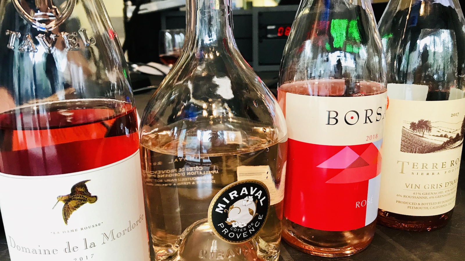4 bouteilles de vin rosé. 4 bouteilles de vin rosé.