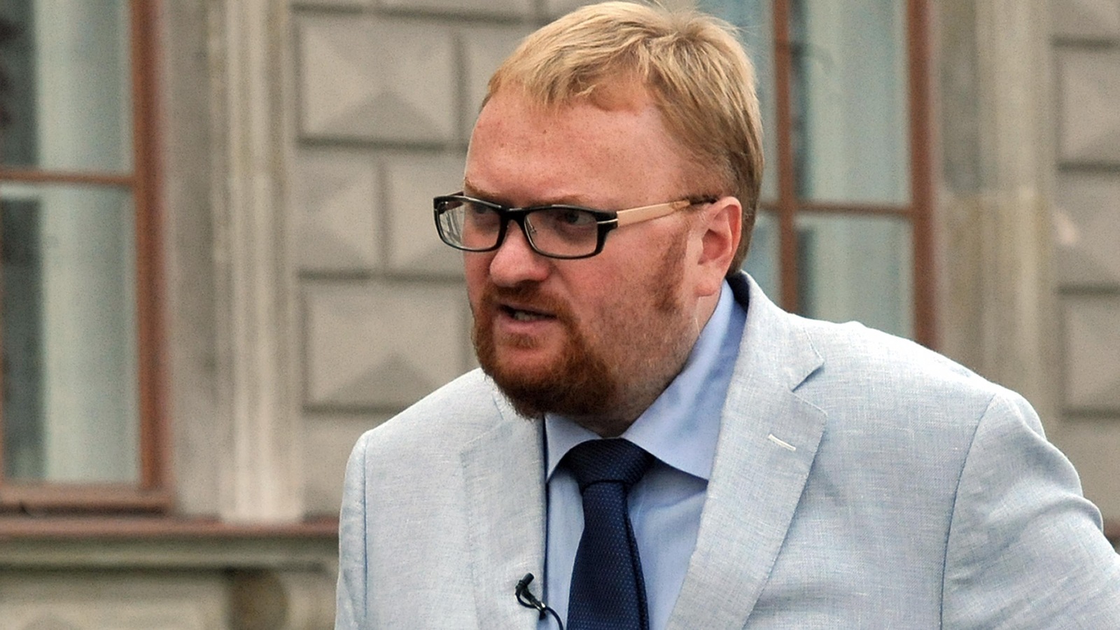 Le député russe Vitaly Milonov marche dans la rue à Saint-Pétersbourg. Le député russe Vitaly Milonov marche dans la rue à Saint-Pétersbourg.