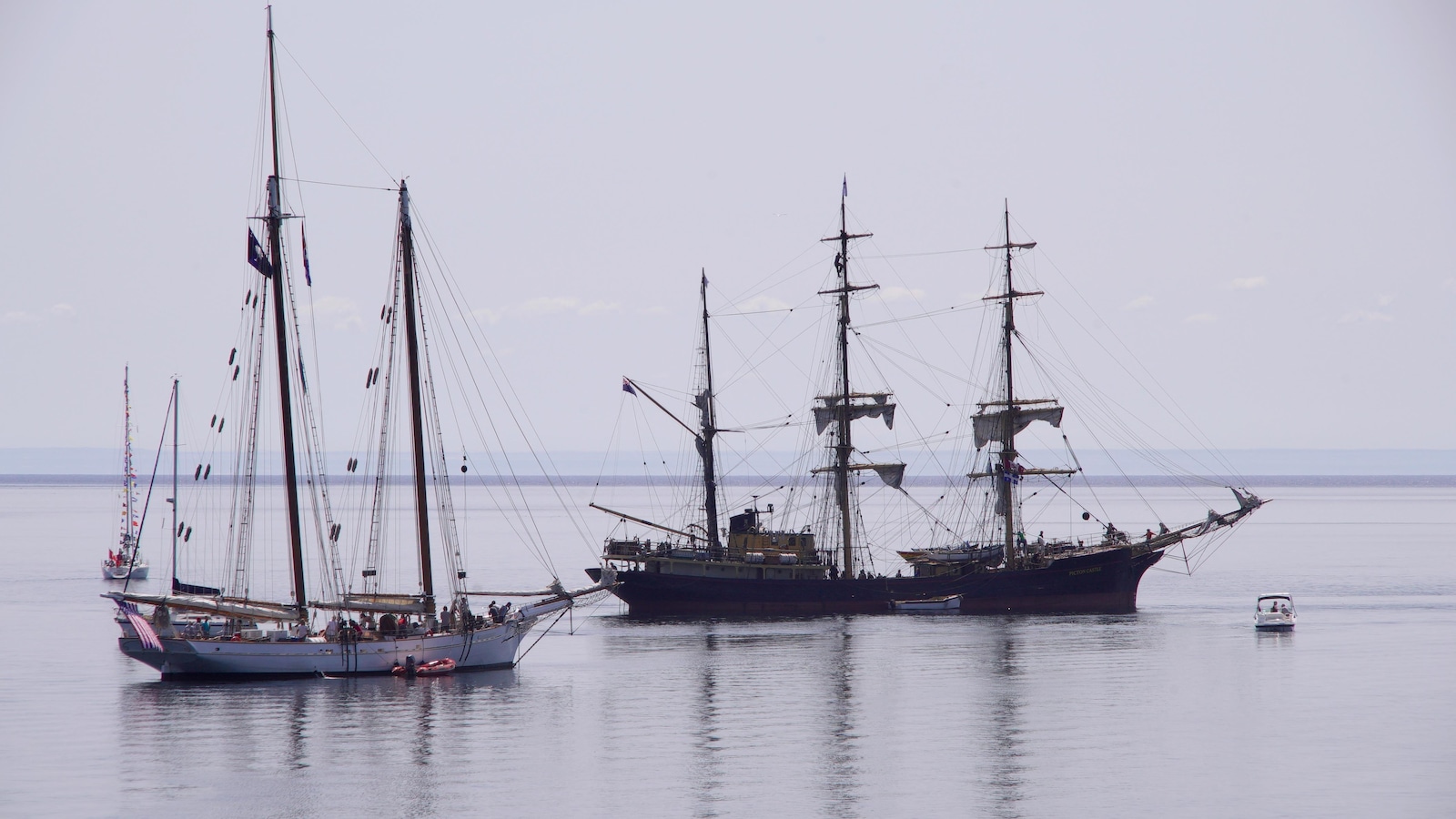 Deux grands voiliers mouillent près de Baie-Comeau. Deux grands voiliers mouillent près de Baie-Comeau.