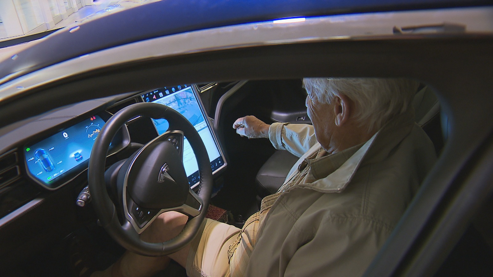 Un homme essaie une voiture électrique Un homme essaie une voiture électrique