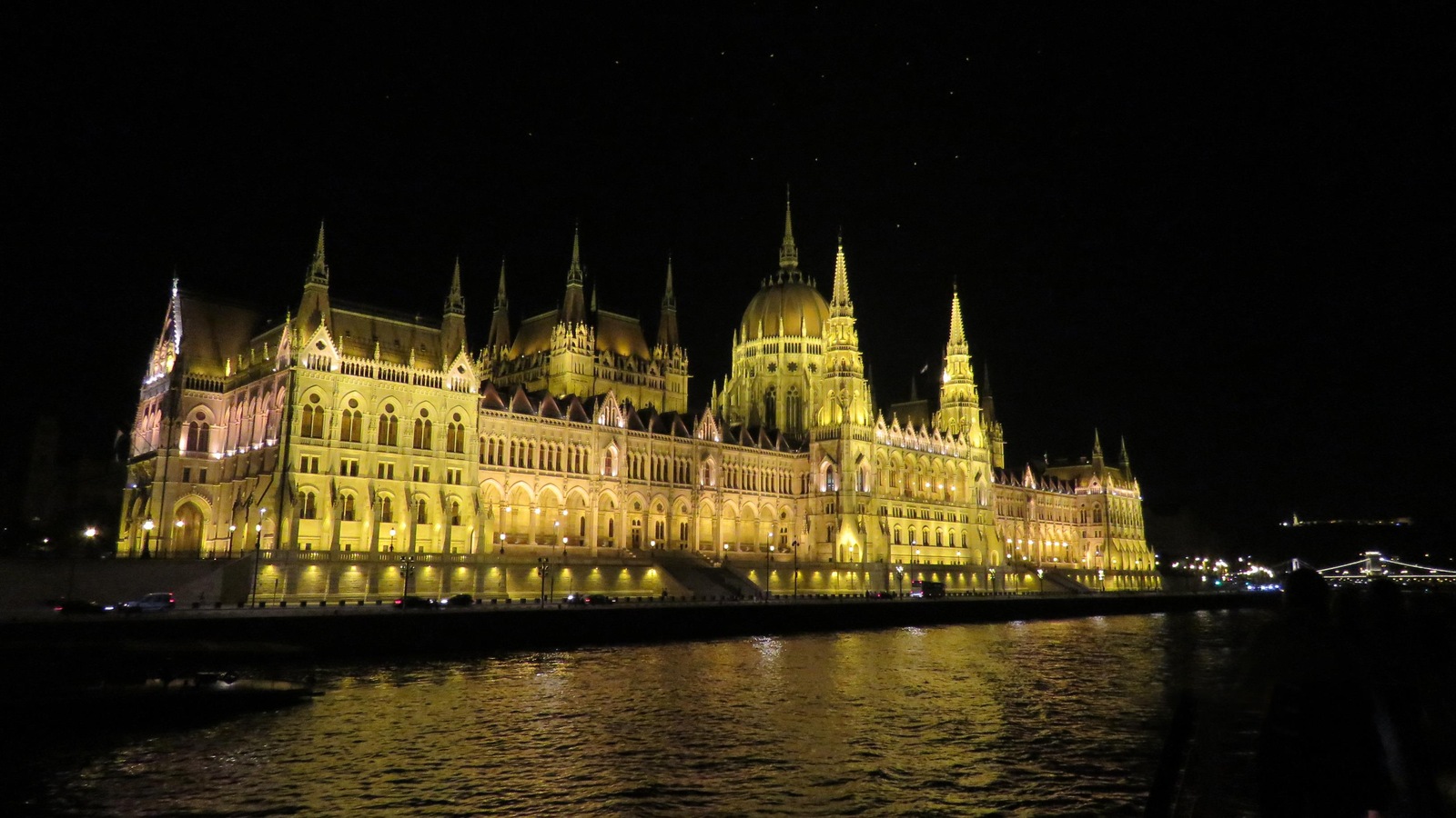 Le Parlement de Budapest, en Hongrie, illuminé le soir Le Parlement de Budapest, en Hongrie, illuminé le soir