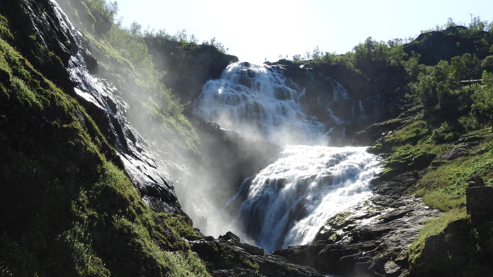 La chute Kjosfossen en Norvège La chute Kjosfossen en Norvège