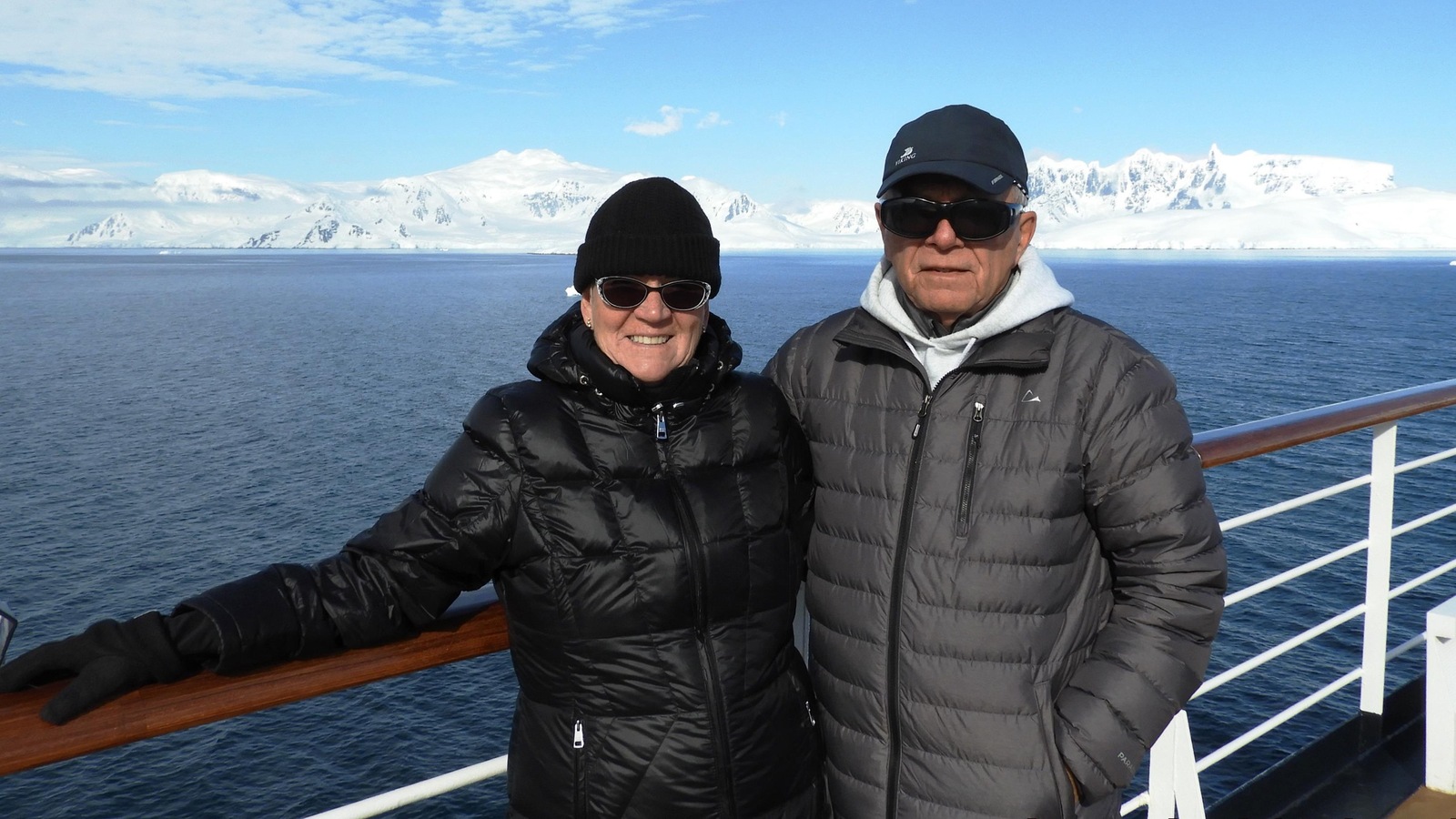 Danielle Lemieux et Rodrigue Potvin sur le pont d'un navire avec des montagnes enneigées en arrière-plan Danielle Lemieux et Rodrigue Potvin sur le pont d'un navire avec des montagnes enneigées en arrière-plan