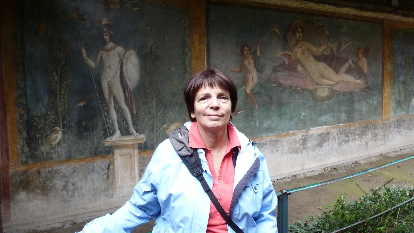 Emma Renaud devant une fresque à Pompéi Emma Renaud devant une fresque à Pompéi