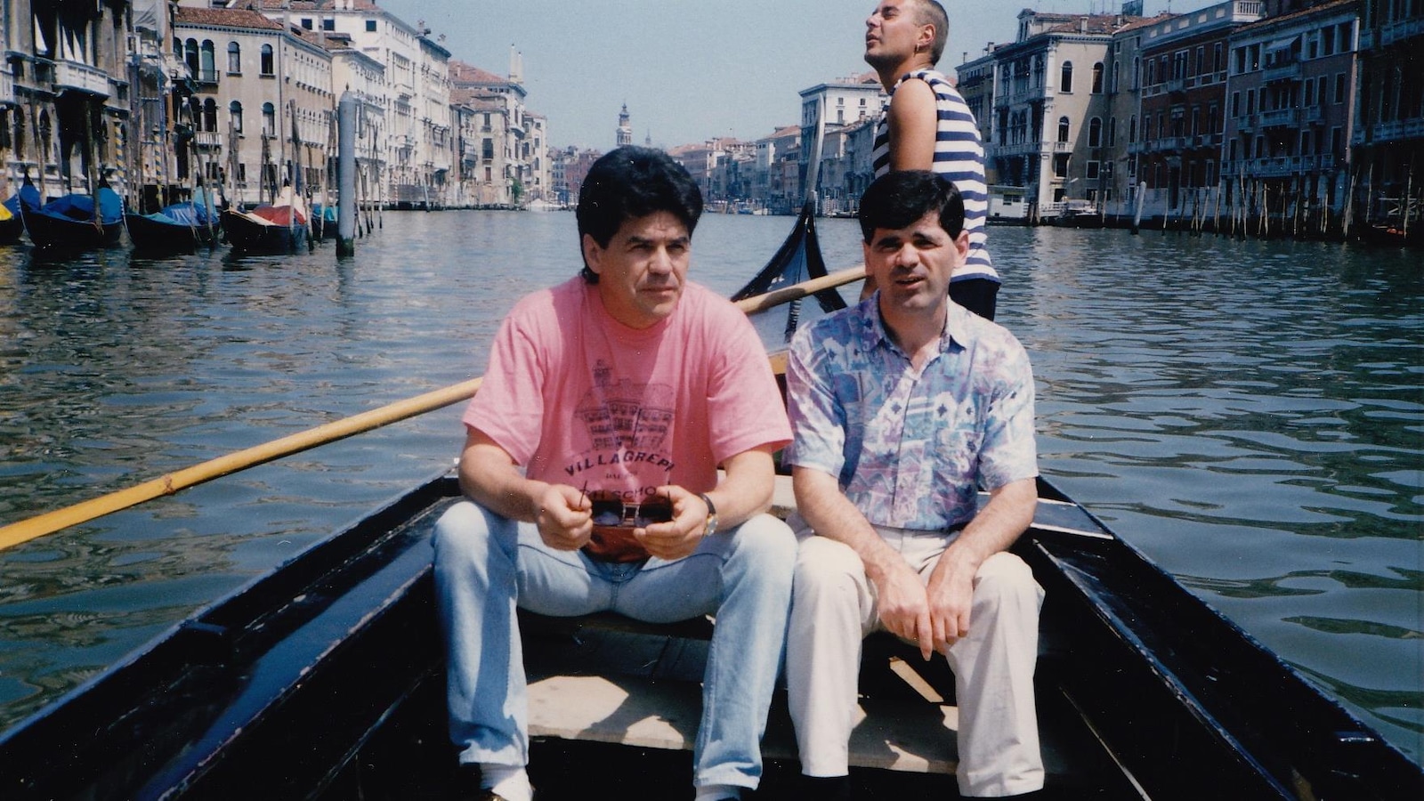 Arthur Fortin et Normand Simard assis dans une gondole sur les canaux de Venise Arthur Fortin et Normand Simard assis dans une gondole sur les canaux de Venise