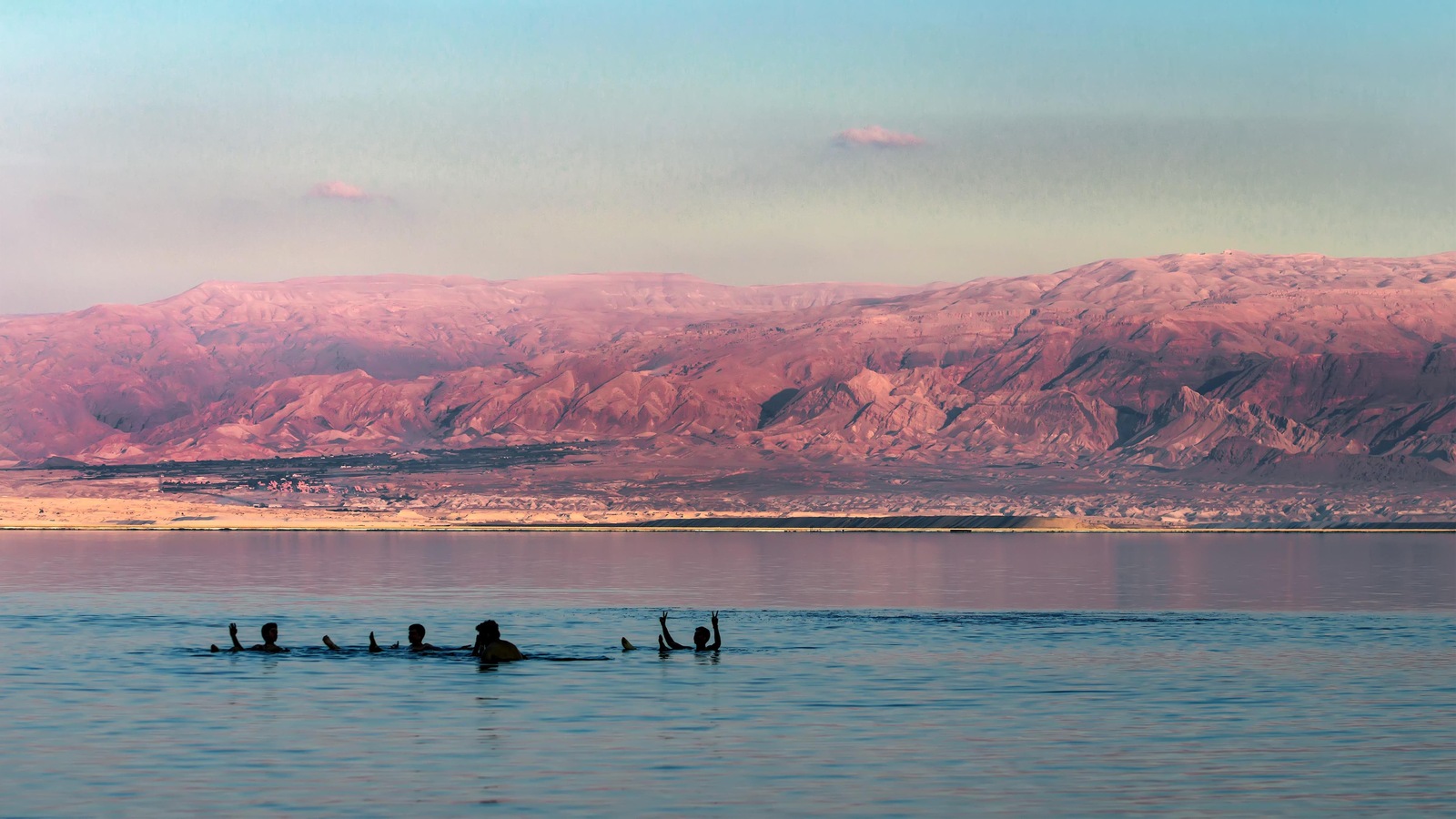 La mer Morte dans laquelle des gens se baignent et, derrière, la Jordanie. La mer Morte dans laquelle des gens se baignent et, derrière, la Jordanie.