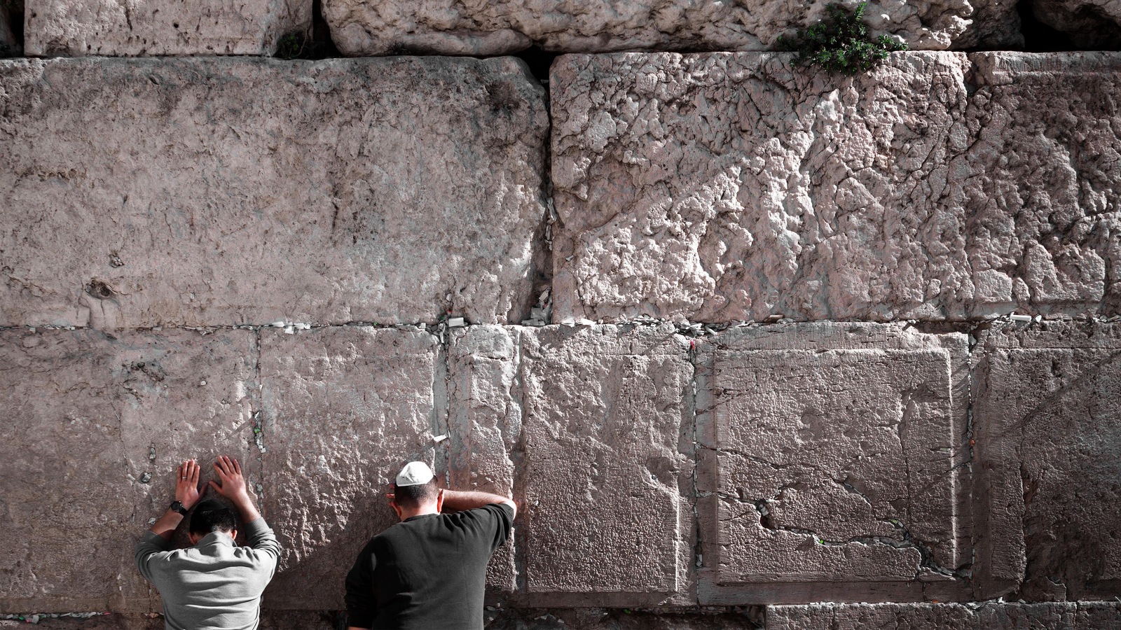 Deux hommes appuyés sur le mur des Lamentations, à Jérusalem Deux hommes appuyés sur le mur des Lamentations, à Jérusalem