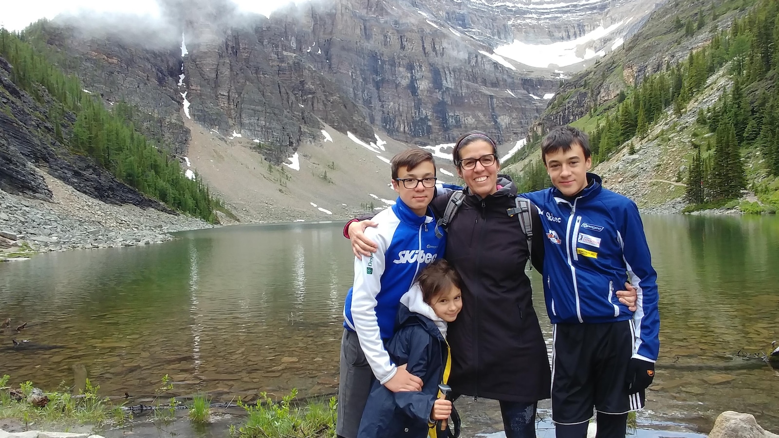 Marie-Ève Bérubé et ses trois enfants devant le lac Agnes, dans le parc national de Banff, en Alberta Marie-Ève Bérubé et ses trois enfants devant le lac Agnes, dans le parc national de Banff, en Alberta