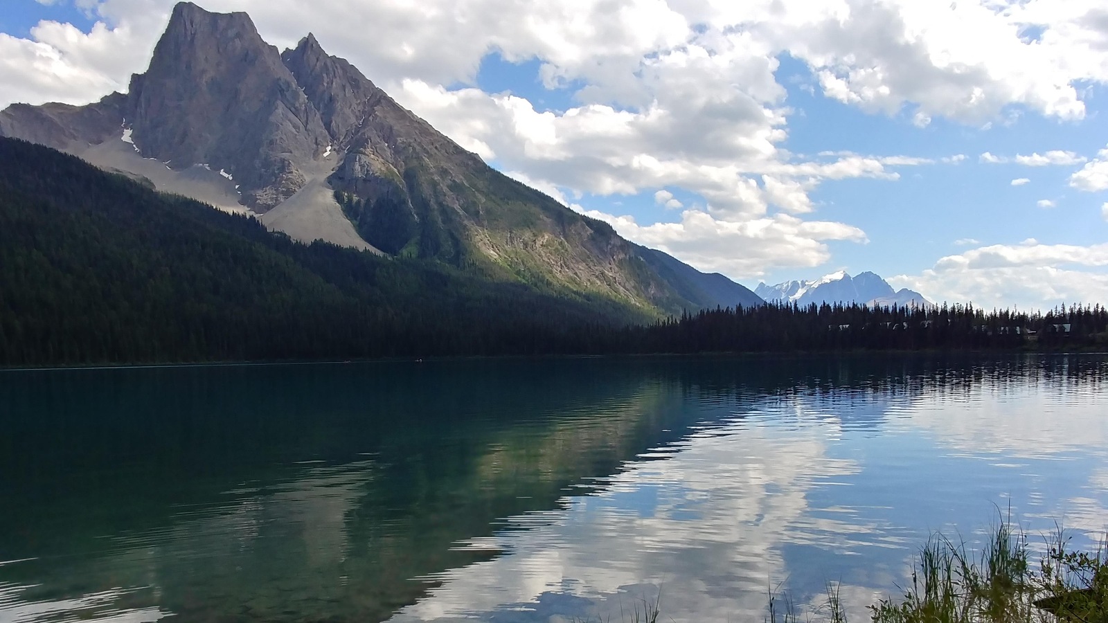 Le reflet d'une montagne sur le lac Émeraude, dans le parc national Yoho, en Colombie-Britannique. Le reflet d'une montagne sur le lac Émeraude, dans le parc national Yoho, en Colombie-Britannique.