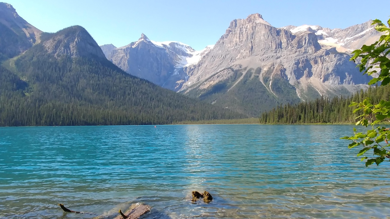 Le lac Émeraude, dans le parc national Yoho, en Colombie-Britannique, et des montagnes en arrière-plan. Le lac Émeraude, dans le parc national Yoho, en Colombie-Britannique, et des montagnes en arrière-plan.